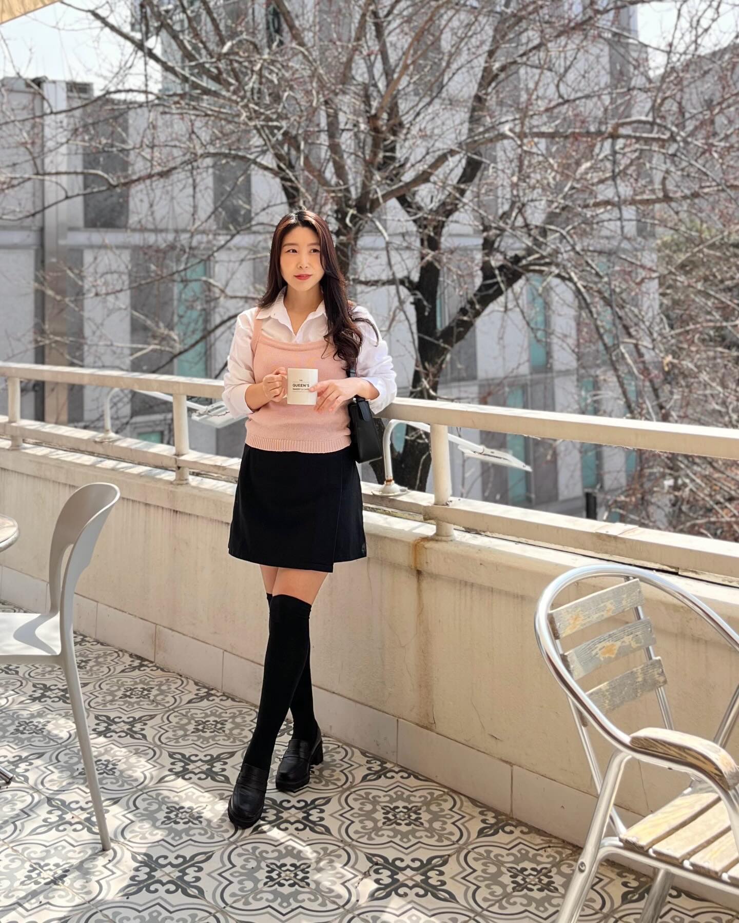 맑고 따뜻하고 봄 분위기 가득🪴
테라스에서 커피마시는데 넘 행복

날씨가 좋으니 기분도 맑음:)
8천정도 걸었나? 마루스 로퍼 펌프스
새신발인데 이렇게 편하다고?!

#바닐라슈 #로퍼 #펌프스 #마루스로퍼펌프스
#봄코디 #여자봄코디 #데일리패션