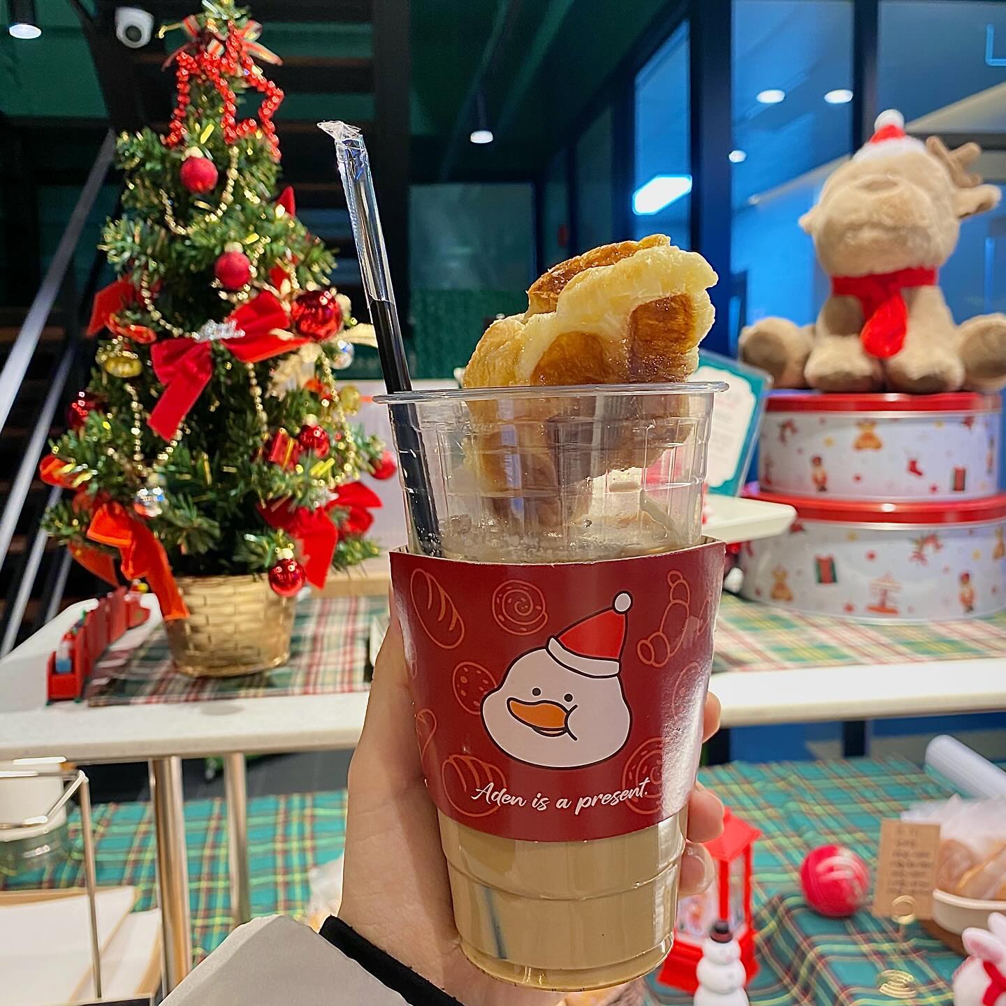 #협찬
크로플과 커피를 함께 즐길 수 있는 크로피 맛집 울산 야음동 아덴블랑제리☕️
⠀
바닐라라떼랑 크로플 조합은 사랑입니다💛
⠀
테이크아웃 했는데 매장도 너무 예쁘게 꾸며놓으셔서 벌써 크리스마스 분위기 제대로🥹
⠀
크로플 먹으러 왔다가 커피에 반해서 다음에 또 방문할게요🫶🏻
⠀
✔️주소 : 울산광역시 남구 대암로 109
✔️영업시간 : 08:30 ~ 20:30 (매주 일요일 휴무)
⠀
⠀
#울산베이커리카페 #야음동카페 #달동카페 #울산디저트 #울산빵집 #아덴블랑제리 #아덴 #아덴카페 #크로플 #크로피