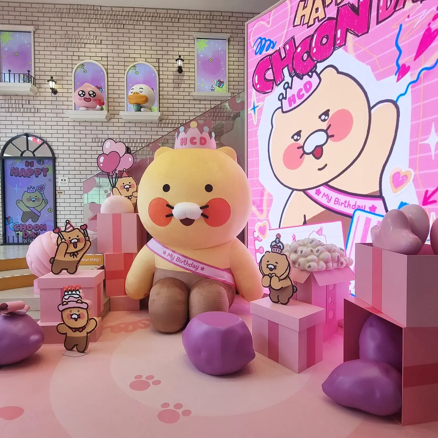 춘식이 생일 맞이 생카💕🥳💗❣️
오랜만에 강남점 방문!
멀리서도 지나가는 사람들 다 알 수 있게
해피 춘식데이라고
건물 외벽 꾸며져 있는 센스 굿👍🏻👍🏻