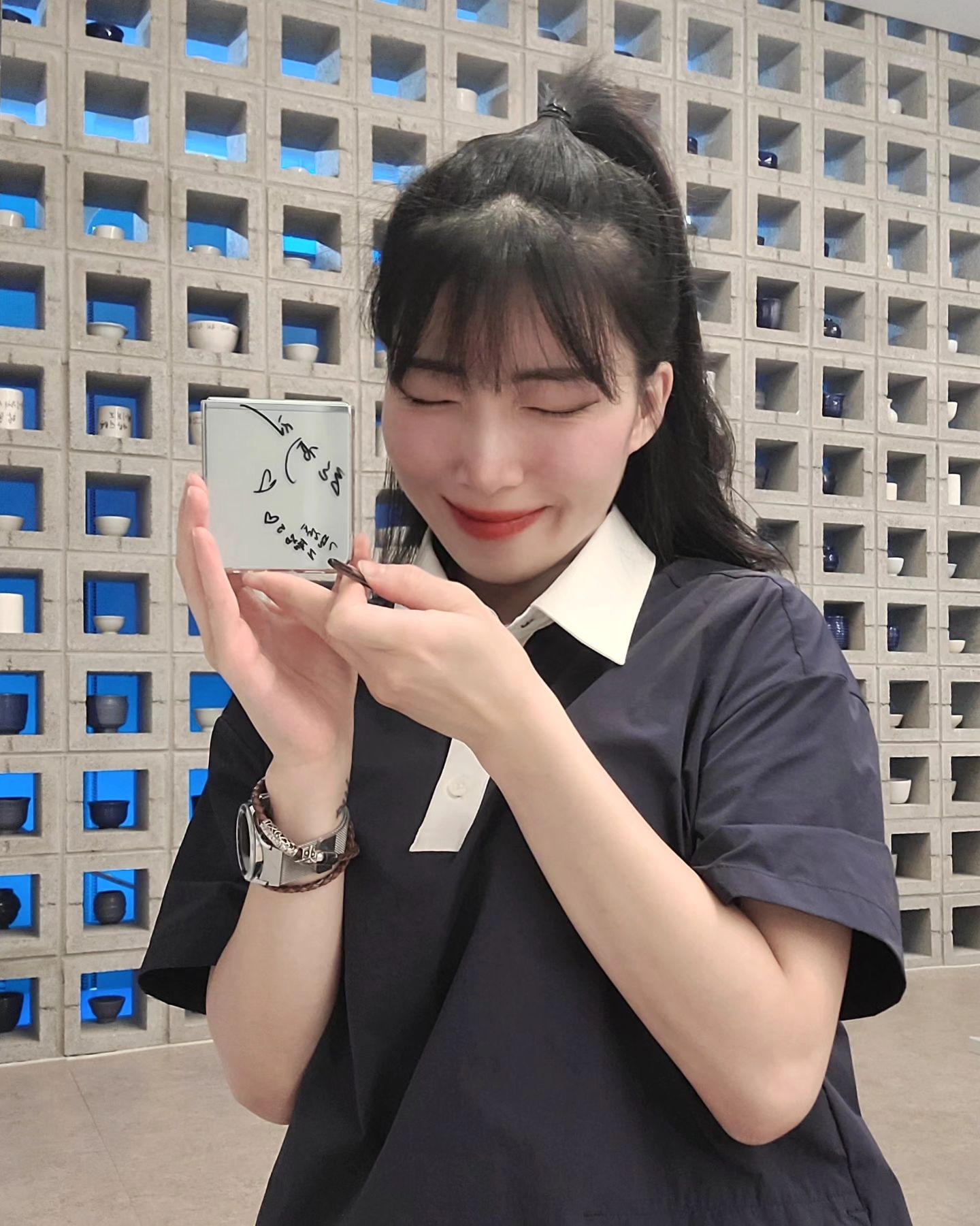 기존 폰과 새 폰의 처음이자 마지막 사진😆✌️

💚 아직도 믿기지 않는 z플립5 💚

지금까지 노트 시리즈만 써오다가 이제 단종되서폰 바꿀 계획이 없던 나에게 플립 시리즈로 갈아타게 유혹한 삼성! 이젠 플립 시리즈만 사용해야징😆

samsungkorea modelhanhyejin  너무 감사합니다!🙇‍♀️💕

근데 너무 예뻐서 사용하기가 아까워👉👈 한혜진님 싸인 지워지지 말아라🙏
내 첫 연옌 싸인! 절대 못잊어! 가보로 남겨야징ㅋㅋㅋ

쓰던 폰들은 정들어서 고이고이 모셔두는 중ㅎㅎ
진짜 삼성 쵝오❤️🧡💛💚🩵💙💜

#FlipsideMarket #FlipsideMarket방문인증이벤트 #갤럭시스튜디오 #삼성전자이벤트 #한혜진_Z플립5 #한혜진 #삼성