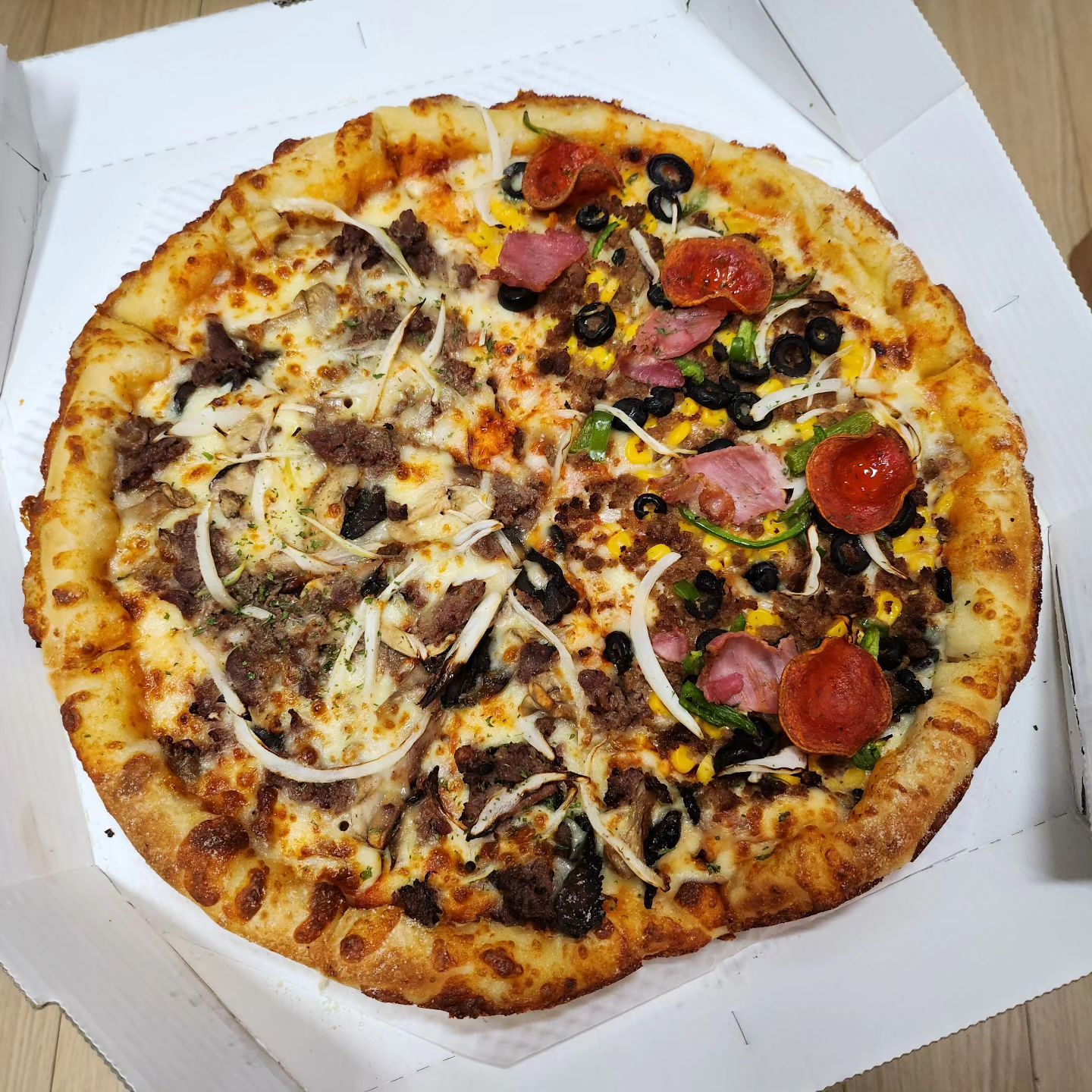 #화성영천동피자 #화성동탄피자 #영천동피자 #영천동피자맛집 #노모어피자동탄영천점
.
우리집 피자킬러 1호가 사랑하는 불고기와 콤비네이션을
한번에 맛볼 수 있는 노모어 반반피자~
맨날 뭘 골라야하나 고민했는데
두가지 맛을 한번에 느낄 수 있어서 완전 좋아♥️
덕분에 온가족 간만에 맛있게 즐긴 피자 한판!!
노모어피자 동탄영천점 멀지 않으니 자주 가야지~~😊
.
.
.
#영천동맛집 #영천피자 #영천피자맛집 #영천맛집 #영천피자추천 #동탄피자