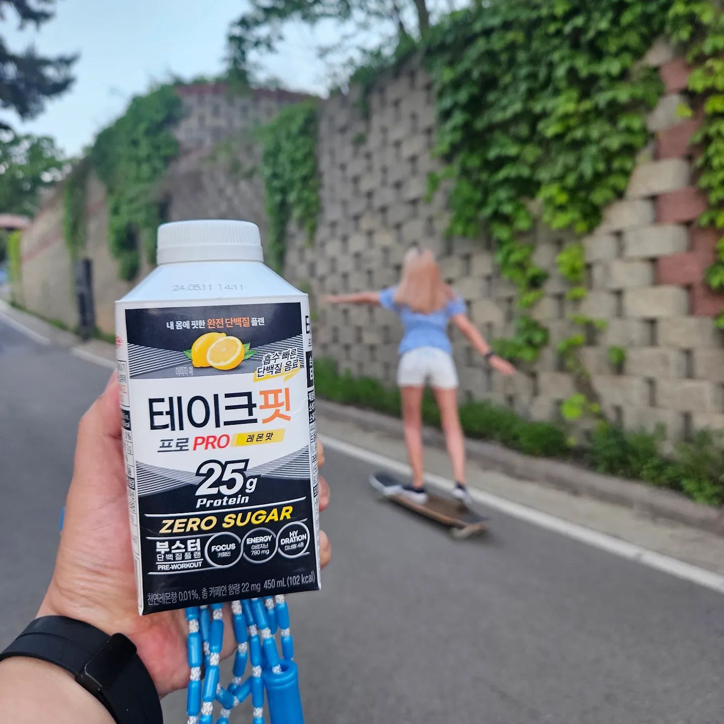 #협찬 #스포츠음료

더워지는 날씨에 운동전 마시는
맛있고 시원한 #테이크핏프로

국내 최초 냉장 단백질
신선한 우유처럼 제조기한 표기
#콜라겐단백질 25g 함유
ZERO 슈가
물 대신 마실 수 있는 청량함
비린 맛, 단백 특유의 향 없이
상쾌한  레몬맛, 납작복숭아맛

편의점에서 2+1으로 득템
냉장이라 시원하게 바로 마시고
운동해주면 부스트 업!!

요즘 #롱보드 독학중인 짝꿍이랑
다이어트 줄넘기 하는 나랑
하나씩 나눠 마시며 열운동중!!

#운동전단백질 로도 아주 좋고~
운동 후 시원하게 마시기도 좋다!

takefit_official
#부스터단백질 #프로틴음료 #단백질음료 #단백질음료추천 #단백질보충제 #편의점단백질 #헬린이부스터 #운동필수템 #프로틴스포츠음료 #편의점단백질추천