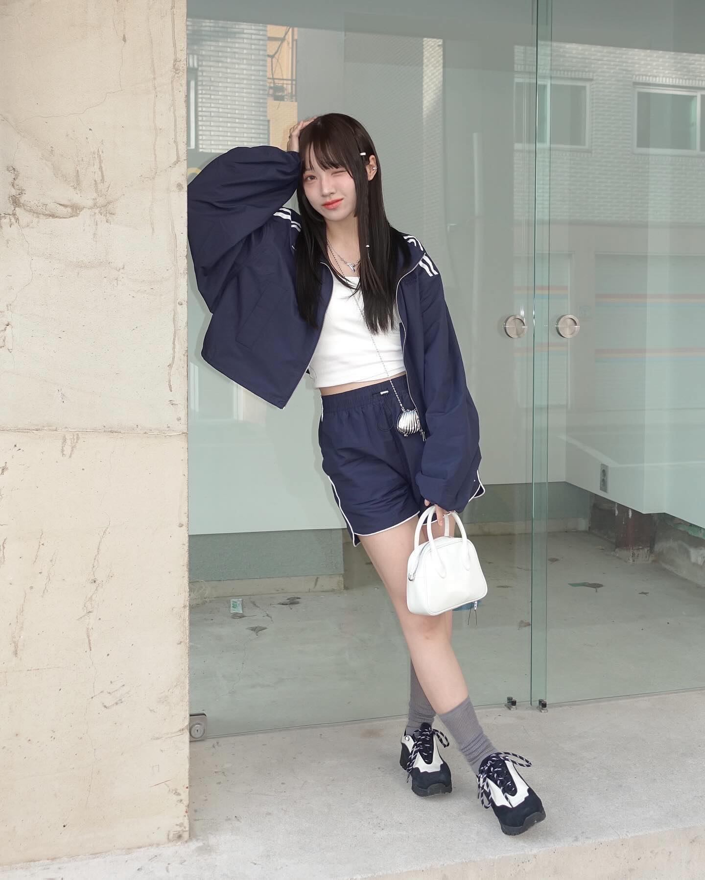 #광고 0riginal_sports 의 vintage running 셋업과 🏃‍♀️💙 집업의 파이핑 디테일이 더욱 스포티한 무드를 살려주고 반바지는 너무 짧지 않고 적당히 기장감 있어서 운동할 때 뿐 아니라 일상에서도 편하게 입기 좋다구욧 ? 🏃‍♀️♥ 

#오리지널스포츠 #originalsports