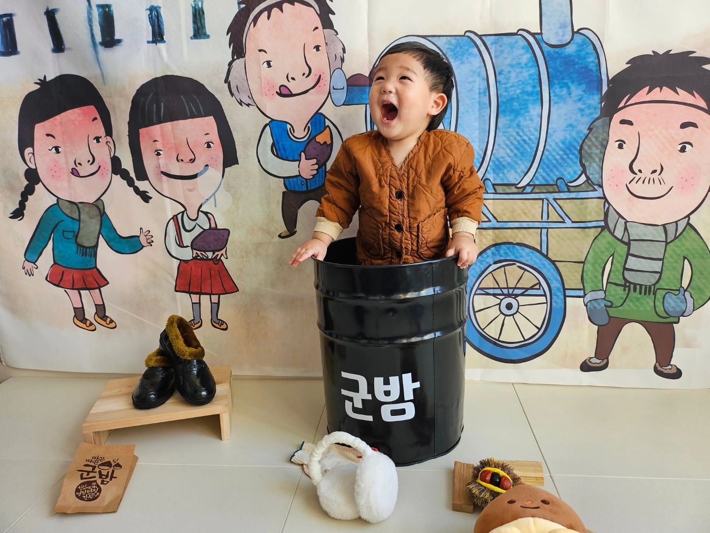 군밤장수가 된 호감 🌰 
요렇게 귀여운 군밤장수 보셨나여?😍
e.seo_hyun 이모가 아침 일찍 준서 사진 찍어야한다고 연락 와서 피날레를 장식하며 컨셉사진 촬영완료 ✔️ 
덕분에 너무 귀여운 사진 남길 수 있어서 고맙쭙니다🫶🏻