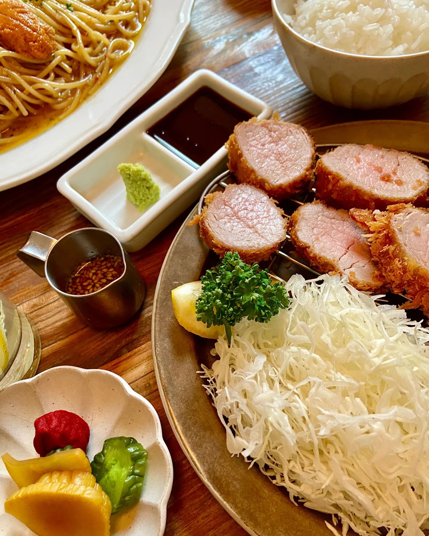 아늑한 분위기에서 즐기는 깔끔한 일본가정식🍱
⠀
성수 호호식당
⠀
주말 식사시간 전후에는 무조건 웨이팅있고 평일에도 만석인 일본가정식 맛집 성수 호호식당!😮 벽돌로 만들어진 단독건물인데 조경도 잘되어있어서 멀리서도 눈에 확 띄었어요🏡
⠀
호호식당에서 겉은 바삭하고 속은 촉촉한 두꺼운 안심가츠인 히레가츠정식은 꼭 드셔야해요><💕 성게알이 통째로 올라가 있는 오일베이스의 고소한 우니파스타도 먹었어요! 직원분께서 우니를 으깨고 면이랑 샤샥 잘 섞여주셔서 편하게 냠냠했답니당👏
⠀
호호식당 메뉴도 많고 분위기도 아늑하고 좋아서 성수동이나 서울숲 놀러갈때면 들리기 좋은곳인것 같아요‼️
⠀
⠀
⠀
🍝우니파스타 21.0
🍱히레가츠정식 16.0
⠀
⠀
📍서울시 성동구 서울숲4길 25
⏰영업시간 매일 11:00-21:50 (B.T 14:40-17:00)
⠀
⠀
⠀
⠀
#성수맛집#성수호호식당#성수일식
#일본가정식#성수밥집#성수데이트
#히레가츠#우니파스타#성수일본가정식
#먹스타그램#맛스타그램#맞팔환영#🍪
⠀