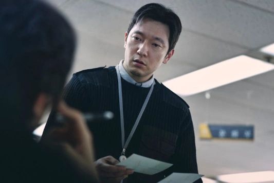 #영화댓글부대 후기, 그래서 이게 진짜야 가짜야?

세상은 참 다양한 사람과 상황으로 얽히고설켜있다. 진실만큼이나 거짓이 난무하고, 그래서 뭘 믿고 믿지 말아야 할지 선택의 기로에 설 때가 많다. 뭐, 매사에 이렇게 골몰하면 인생 살기 꽤나 빡빡하겠지만. 어떡하겠냐. 세상이 이렇게 돌아가고 있는데.

3월 22일 금요일, 메가박스 코엑스점에서 열린 영화 <댓글부대> VIP 시사회에 참석했다. 믿고 보는 배우 손석구가 주연을 맡았고 라이징스타 김성철, 김동휘, 홍경의 무대인사가 있어 열띤 현장이었다. 사실 영화를 보기 전엔 제목 때문에 '괜찮을까'라는 우려가 있었다. 그러나 웬걸! 막상 보니 메시지도 있고 몰입하게 만드는 매력이 있어 재미있게 봤다.

<댓글부대>는 구전동화처럼 존재하는 여론 조작의 실체를 파헤친다. 대기업의 비리를 취재해 특종 기사를 썼지만 오보로 판명돼 정직 당한 임상진(손석구)은 자신의 기사가 오보가 아니었다는 익명의 제보를 받는다. 익명의 제보자는 다름 아닌 실제로 여론 조작을 해봤다는 '팀알렙'의 멤버 찻탓캇(김동휘). 그는 상진에게 팀의 또 다른 멤버인 찡뻤킹(김성철), 팹택(홍경)과 벌인 여론 조작에 대한 기사를 써달라며 일화를 하나씩 풀어나간다.

팀알렙이 처음 댓글 조작을 시작하게 된 계기는 단순히 '돈이 되기 때문'이었다. 호기심에서 시작했던 광고(?)일의 스케일이 커지면서 이들 역시 예상치 못한 사고들에 휘말리게 된다. 결국 윤리적인 선까지 넘게 된 팀알렙은 내부 분열은 물론 외부 압박에까지 시달리며 여론 조작의 힘을 체감한다.

영화는 쉴 틈 없이 달려나간다. 사실을 바탕으로 만들어졌다는 손석구의 내레이션으로 시작해 대한민국 역사의 여론 형성이 어떻게 이뤄졌는지 리드미컬한 편집으로 펼쳐보인다. 그러고는 팀알렙의 활약을 보여준다. 광고에 제한적인 담배 업종부터 망한 영화를 홍보하는 방법까지 꽤나 흥미로운 에피소드를 보여주는데, 내가 광고업 종사자라 그런지 더 흥미로웠다. 단순 광고뿐 아니라 특정 정권과 대기업을 비판하는 자료까지 과감하게 섞여있어 메시지에 힘을 더한다.

<댓글부대>의 매력은 영화를 다 봤음에도 우리가 본 게 진짜 혹은 거짓인지, 진짜라면 어디까지가 진실이고 어디까지가 거짓인지, 거짓이라면 완전한 거짓인지 일부 진실이 섞인 것인지 곱씹어 보게 만든다는 점이다. 물론 이 점에 대해서는 관객들의 호불호가 갈릴 수 있지만 나는 개인적으로 좋았다. 왜냐. 세상이 이렇게 돌아가니까. 어쩌면 영화는 현실을 충분히 반영한, 진짜 세상은 이렇게 돌아가고 있지만 이를 외면하는 사람들을 향해 돌을 던지는 게 아닐지.

이 영화가 가진 최고의 강점은 캐릭터이다. 사명감보다는 공명심으로 가득 찬 임상진부터 여론 조작을 주도하지만 윤리의식, 정의감에 갈등하는 팀알렙 멤버들의 인간적이고도 입체적인 캐릭터가 돋보인다. 손석구의 안정적인 연기력을 중심으로 자신의 캐릭터를 훌륭히 소화한 팀알렙 멤버들의 케미스트리가 인상적이다. 특히 팹택을 연기한 홍경은 '진짜 미쳐버린걸까' 싶을 정도의 연기를 발휘한다.

오락 영화로 보일 수 있지만 <댓글부대>는 사회고발 영화에 가깝다. 정재계는 물론 연예계까지 스며들었을, 그래서 대중(국민)에게 영향을 끼치는 여론 조작의 실상을 건드리는 이 작품. 현실의 민낯을 파헤치는 데 유능한 안국진 감독이 연출을 맡아서인지 보는 맛이 있었다. 그는 <성실한 나라의 앨리스>로 다수의 상을 받은 바 있다.

생각할거리가 있는, 현실적인 영화를 좋아한다면 <댓글부대>는 제대로 된 선택이 될 것. 쫄깃한 긴장감과 익숙한 밈들로 재미까지 전하는 매력도 있으니 관람에 참고하시길. 3월 27일 개봉.

#영화 #댓글부대 #댓글부대시사회 #댓글부대리뷰 #영화리뷰
#손석구 #김성철 #김동휘 #홍경 #sonseokkoo #kimsungcheol
sonsukku sungcheol2 kimdonghwii bluecages