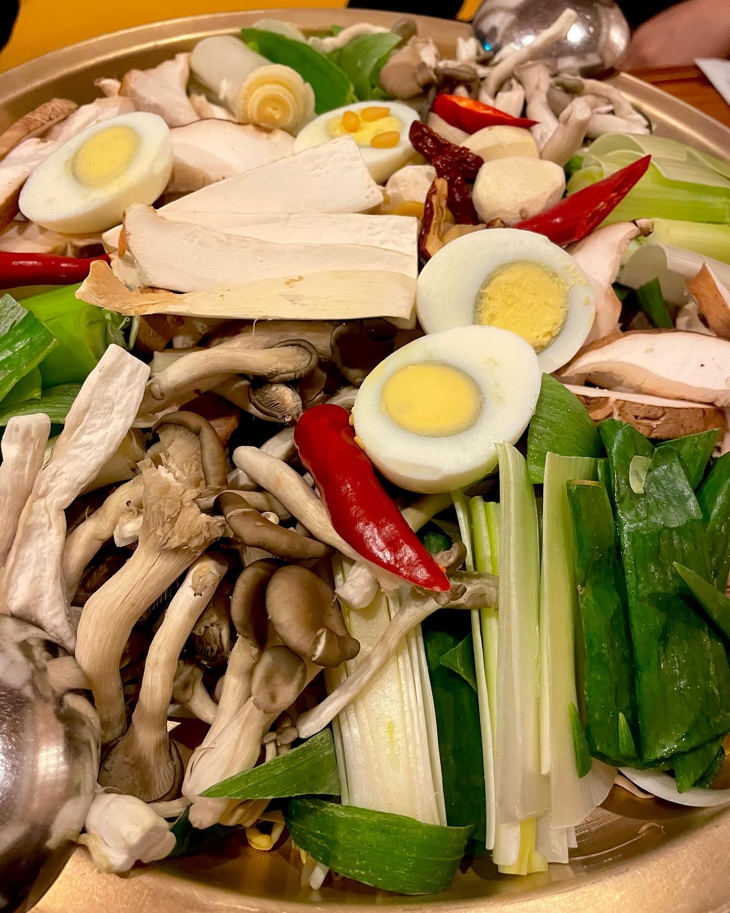 역대 대통령들의 필수 방문지 #을지로 #남포면옥
우리나라 역대 대통령들의 필수 방문지 남포면옥이다.
미쉐린 가이드에도 매해 선정 될 만큼 유명한 50년 전통의 을지로 맛집이다.
어복쟁반은 뼛속까지 시원해지는 깔끔한 채수와 버섯 파 등등 다양한 야채들과 고기가 정갈하게 담겨져 나온다.
그 국물이 너무 시원하고 깔끔해서 육수를 계속 리필해 먹게 되는 마성의 맛이다.
수육의 고기는 무척이나 야들야들해서 씹기도 전에 입안에서 사르르르 녹아서 사라진다.
든든하게 배를 채웠다면 깔끔한 육수가 일품인 평양냉면으로 입가심을 하면 된다.
왜 50년이나 저 자리를 지키면서 꾸준한 사랑을 받아왔는지 느낄 수 있다.
#깨비_을지로
📌남포면옥(서울 중구 을지로3길 24)
📌어복쟁반(대) 95,000원, 냉면 15,000원
⏰11:30~22:00
☎️02-777-2269