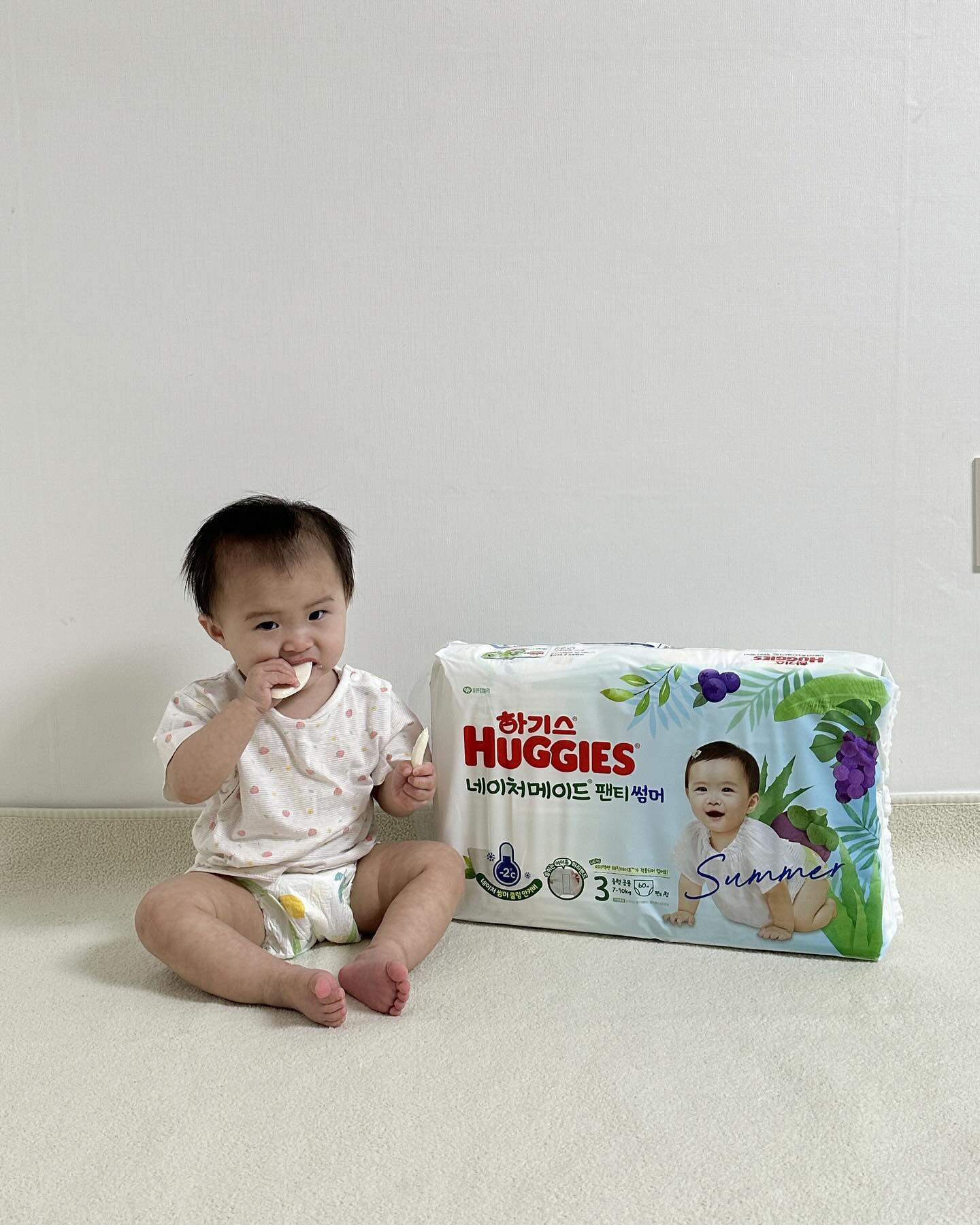 #제품제공 x huggies_korea

⠀ 
태어난 순간부터 하기스와 함께였던 𝟫개월 이서
하기스 네메다움 𝟨기로 인사드립니다 ☻

푹푹 찌는 여름에는 여름 기저귀 필수인데
아기 요정들의 뽀송한 여름 기저귀로 𝟪년 연속 𝟣위인
하기스 네이처메이드 썸머 직접 사용해 봤어요🧊

자연에서 온 부드러움으로 자연 유래 사탕수수 소재는 기본,
자연 유래 라이오셀 섬유를 안커버에 담아
기저귀 속 온도를 𝟤도 낮춰 시원한 쿨링감과 

판테놀, 알로에 성분을 함유한 여름 솔루션으로
아기 피부와 환경을 생각한 하기스🍃

네이처메이드보다 더욱 얇아진 썸머만의 두께로
바람 솔솔 우수한 통기성과 듀얼 흡수 구조로
샘 걱정 없이 쾌적 뽀송은 덤, 발진 걱정은 이제 그만 -✋🏻

매직테이프에 부드러운 안심 커버가 적용되어
피부 쓸림 걱정 없이 더욱 빠르게 벗기고 입힐 수 있어
총총 걸어 다니는 이서도 끄떡없답니다,,ෆ

유한킴벌리 하기스의 모든 제품은
𝟣𝟢𝟢% 국내 생산되어 더욱 안심하고 쓸 수 있어요🤍

하기스 팬티 기저귀 샘플은 팬티 허그박스로,
기저귀 사이즈 고르기 애매하실 때에는 
우리 아기에게 맞는 사이즈를 추천받을 수 있는
하기스 피팅룸도 모두 맘큐에서 가능하답니다

맘큐 땡큐🫶🏻🫶🏻🫶🏻

#하기스 #하기스네이처메이드썸머 #네이처메이드썸머 
#여름기저귀 #하기스썸머 #기저귀 #기저귀추천 
#신생아기저귀 #기저귀샘플 #기저귀체험팩 
#팬티기저귀 #부드러운기저귀 #편안한기저귀
#아기기저귀 #네메다움 #네메다움6기