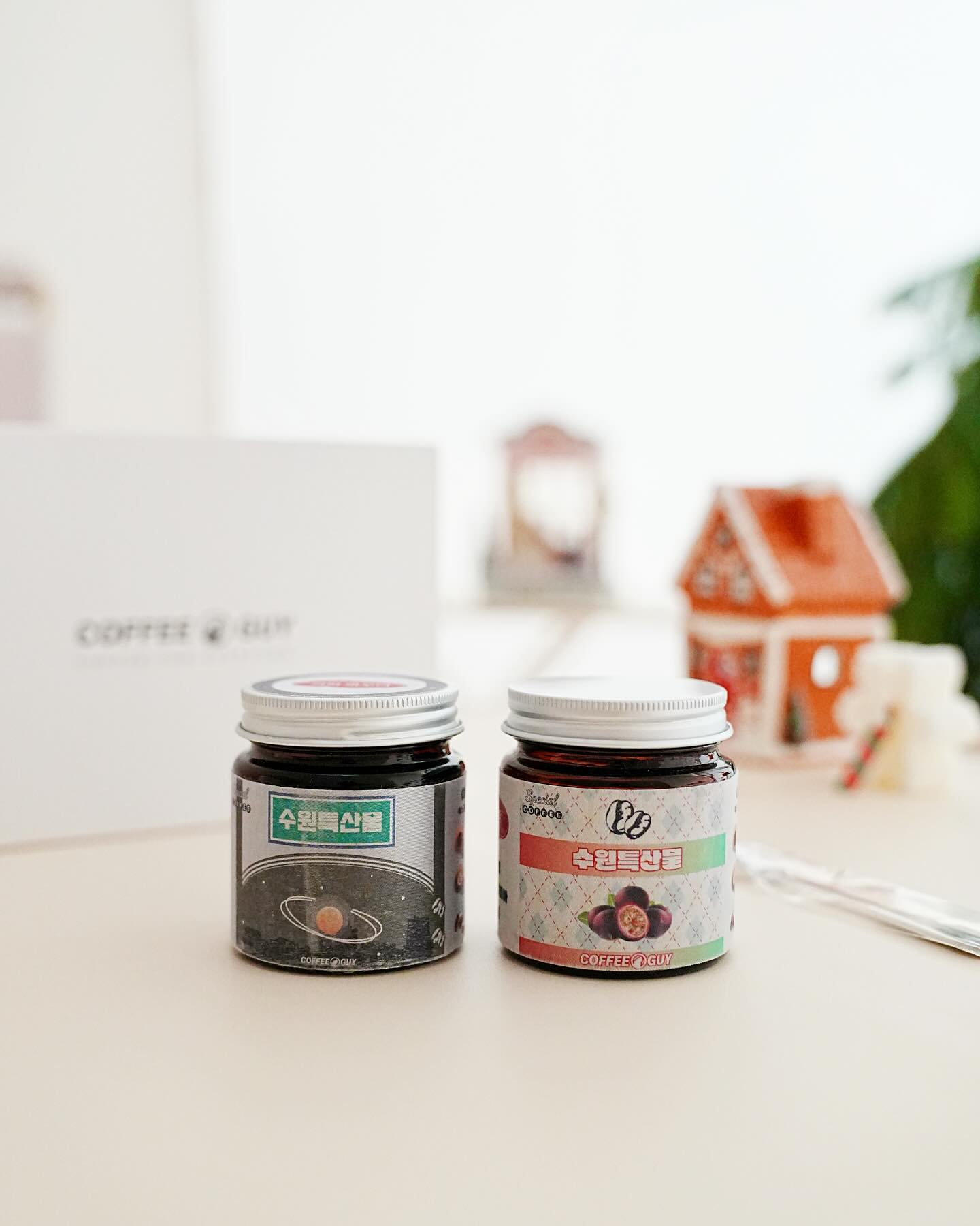 제품제공 coffeeguy_official 
언제 어디서든 간편하고 맛있게 
즐기는 커피가이 가배파우더 커피 ☕️

맛본순간 이곳이 커피맛집! 
이젠 카페 안가도될것 같아요 😆😆😆

에스프레소를 동결건조시킨 파우더로 
커피가이에서만 스페셜티 원두를 사용해 
맛과 향미가 아주 풍부해서 즐기기 너무 좋더라구요 
커피 접대도 완벽할 것 같네요 

따뜻한 물 뿐아니라 찬물에도 잘 녹아서 
아아든 뜨아든 모든 메뉴 가능하고 
입맛대로 조절할 수 있어서 최고랍니다.👍

현제 와디즈 펀딩에서 가배파우더 
다양한 해택으로 제공중이랍니다. 

 #커피가이 #가배파우더