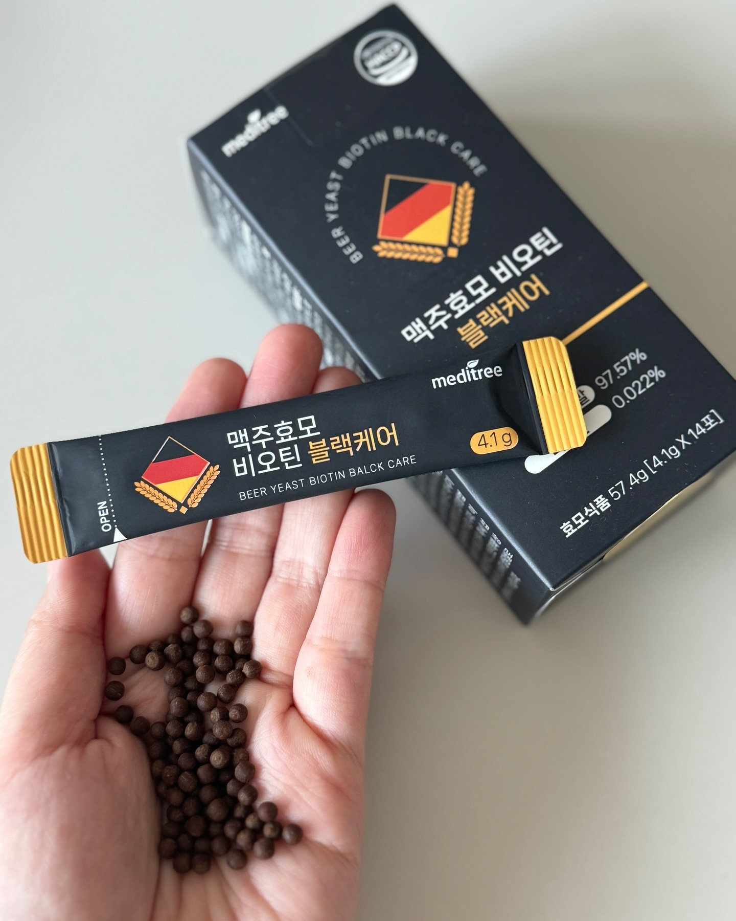 #협찬 🇧🇪독일산 프리미엄 맥주효모가 듬뿍 들어가있는 메디트리 맥주효모 비오틴🖤

👩‍🦰탈모샴푸도 중요하지만 먹는 비오틴이 진짜 중요한데 프리미엄 맥주효모가 무려 4,000mg에 🇫🇷프랑스산 DSM사 비오틴이 일일영양성분 기준으로 3,000%나 함유되어있어서 벌써부터 모근이 짱짱해진 기분~~~?

✨✨✨ 메디트리 맥주효모 비오틴 먹고 정수리라인 꽉꽉 채워봐야지 👋👋👋

#메디트리 #맥주효모 #비오틴 #맥주효모비오틴 #맥주효모효능 #비오틴효능 #비오틴효
_