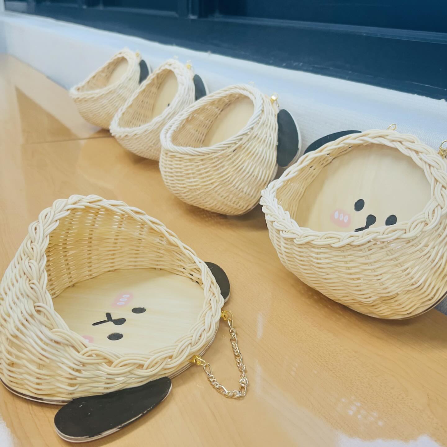 단미쌤의 수업이 시작되어따 😁

첫날부터 너모 귀여운거 만들고 왔어요!!!!!

똑같은걸로 만들었는데 제각각 느낌이 다른게 너무 신기해요~

코로나가 심해서
처음으로 아똥이를 데리고 갔는데
계속 울어대서 죄송했어유 .....🫶🏻

.
.
.
#라탄 #라탄바구니 #라탄배우기