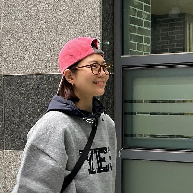  향월드  I BBu- look I 쀼룩 on Instagram: "이번 주말 내내
아이웨어 브랜드 @gguba_official  Jin46mm을 착용해보았습니다! 

보통 한국인 두상에 맞는 사이즈라고 해요
모스콧,레이벤 44mm 착용하는지라 더 편한 느낌이랄까 🤔

#긱시크 긱시크 그놈의 긱시크.,. 그게뭔데 ㅠ

#패션계정#미니멀룩#모자코디#긱시크룩#안경코디#뿔테#봄코디#데일리룩#30대코디#니트코디#고프코어#캐트릿#제품제공#광고"