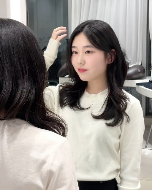 현진 hyeonjin on Instagram: "#광고 #협찬 유메즈 UMEZ 헤어 천호점에서 혜리쌤께 펌 시술을 받았습니다💗 유메즈는 천호역 5️⃣번출구 쪽으로 있어요! (서울 강동구 천호대로 1057 104호) 일단 제