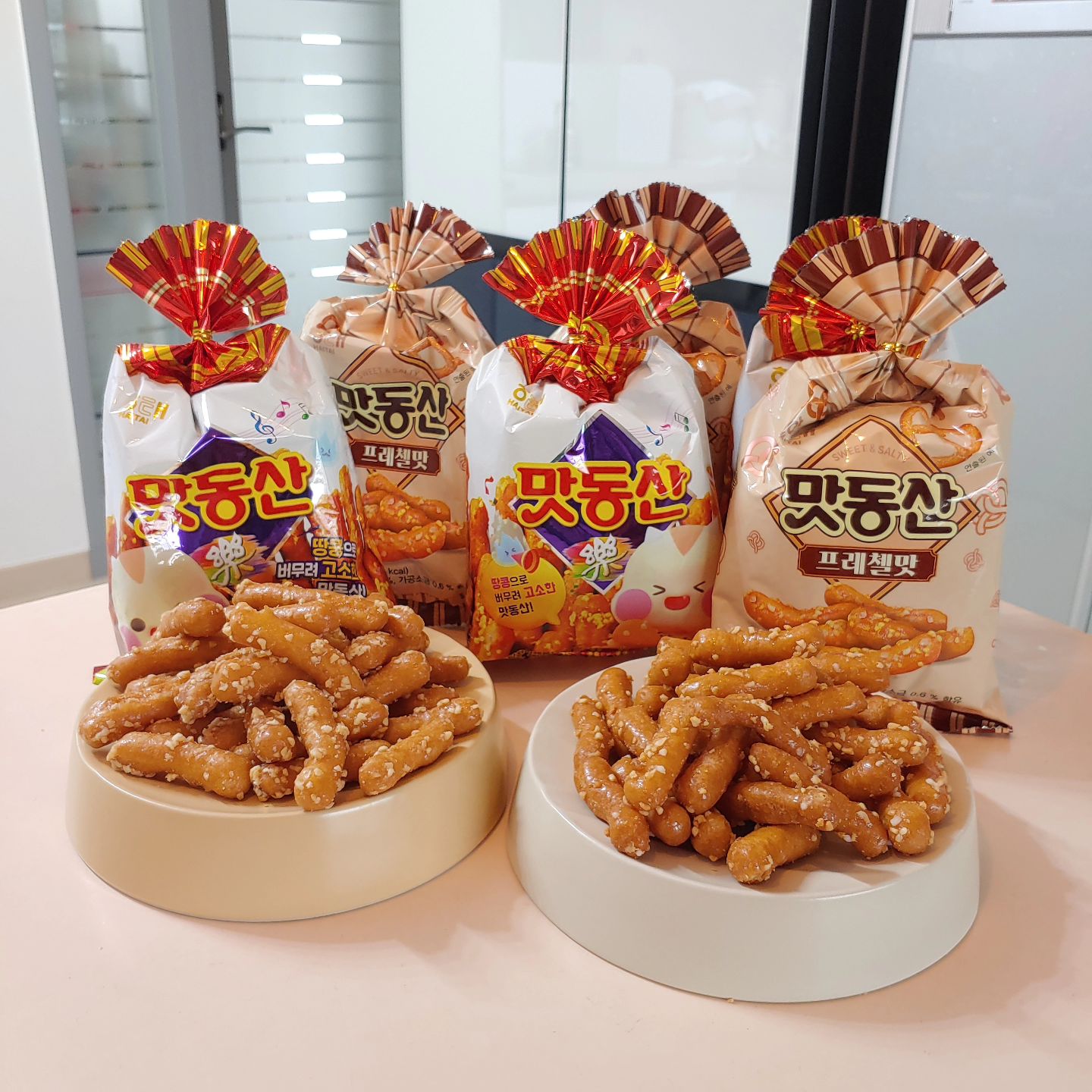 #협찬

#맛동산프레첼 

1975년에 출시하여 여전히 사랑받고 있는 국민과자 맛동산🥜

최근 새롭게 출시된 맛동산프레첼은
언뜻 보기에는 오리지널과 외형상 차이가 전혀 없어보였는데
하나 맛보고 나니 발견한 짭쪼름한 펄솔트!

땅콩으로 버무린 오리지널은 달콤+고소한 맛이라면
프레첼 맛은 단짠단짠의 정점을 찍는 맛🫶

실제 프레첼 과자 보다 두툼하고 더 바삭해서 맛있고
대신 오리지널처럼 찐득찐득한 단맛은 줄었지만
오히려 깔끔하게 먹을 수 있어 더 마음에 드는
단짠단짠 맛동산 프레첼 추천

네이버 브랜드스토어 해태몰에서 만나보세요🙌

𝓣𝓱𝓪𝓷𝓴𝓼 𝓽𝓸 haitai_co