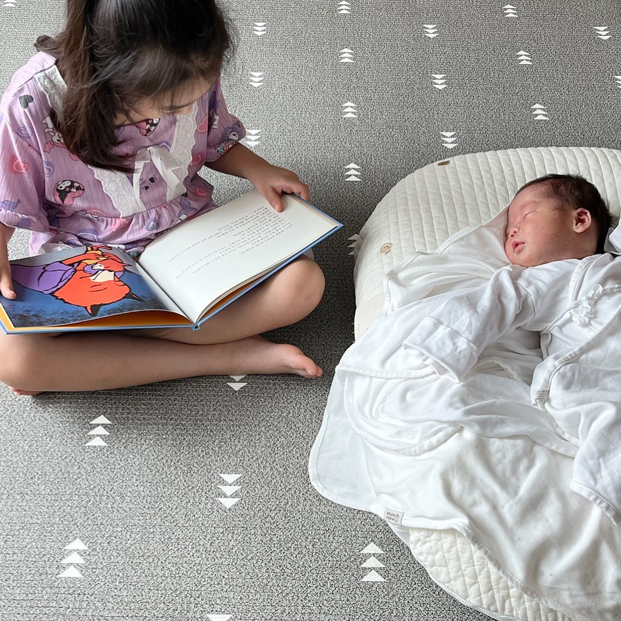 .
.
#지난토요일
#조리원퇴소날 기록 ✏️
.
#남매샷 👧🏻 👶🏻
벌써 5일이나 지났... 몸 회복이 더디니 육아도 힘들.... 후...
.
.
.
#시간이약#책읽어주는누나 📚#남편의설정샷#예쁜샷#남매#그래도끝까지읽어줌#몸이덜덜덜#언제까지아픈거야