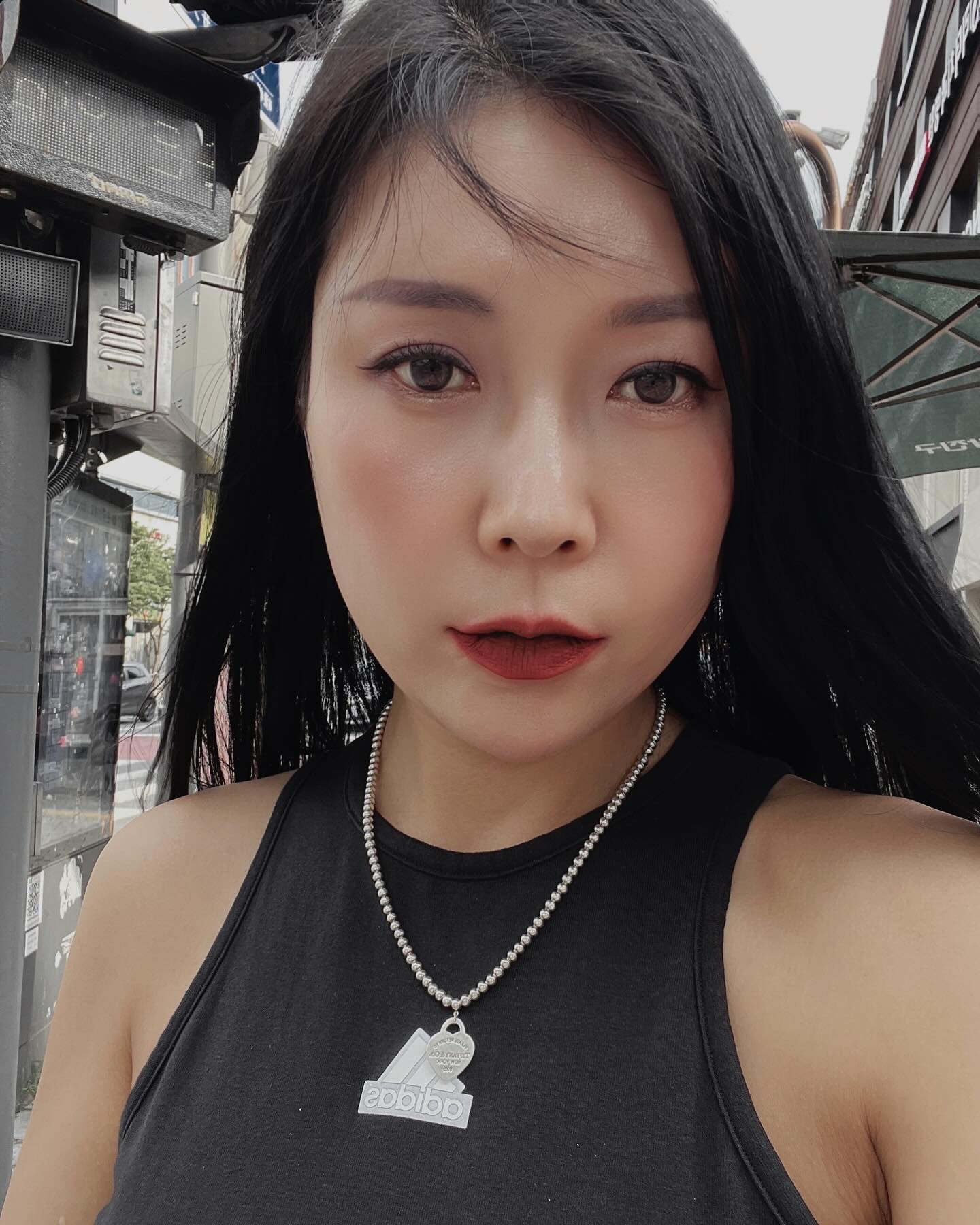 #1.
종강!! 한학기 또 끝냈다!

솔직히 힘들기는 한데
내가 지금 힘든 이유가 
내가 예전에 갖고 싶어했던 것 때문에 
힘든 것이라면 뭐 즐거운거라 생각해.

그렇게 내가 간절히 원하던것이 
나를 힘들게 하는 삶이야말로
나아가고 발전하는 삶이니까 

나는 고이지 않고 
매일 다른 생각을 하고 내일은 내일의 문제를 
다시 받아들이며 살거야 

늘 같은 고민같은거는 안할거야 해결할거니까 
근데 늘 똑같이 하는 고민은 나의 성품 문제임.
인간적으로 더 성숙해야하는데. 피곤하거나 아프면 가시돋침. 
제가 좀 성품에 가시라는 불순물 이슈가 있어요. ㅋㅋㅋㅋㅋㅋ

#.2 
공부/일/운동/회사 
타락이란 한방울도 없는 클린한 인생 

세상 무서운 얼굴로 세상 클린한 삶...
타의 모범이다. ㅋㅋㅋㅋㅋㅋㅋㅋㅋ 

물론 타의 모범이라기엔 쓸데없는것도 조금 샀고 
뭐를 많이 먹기도 해서 통통한 텅장인 됨. 

#.3
또 재밌는일은 도처에 널려있지 
손을 뻗어서 또 가져볼까
몸은 가볍게 마음은 여유롭게 

#.4
너무 걱정하지 마 
지금까지 그래왔듯 앞으로도 
어떻게든 할거야 

#여잔배짱이지 

#퍼스널컬러강사 #겨울다크타입 #향장학과 #건국대학교산업대학원향장학과 #자기개발 #자기계발