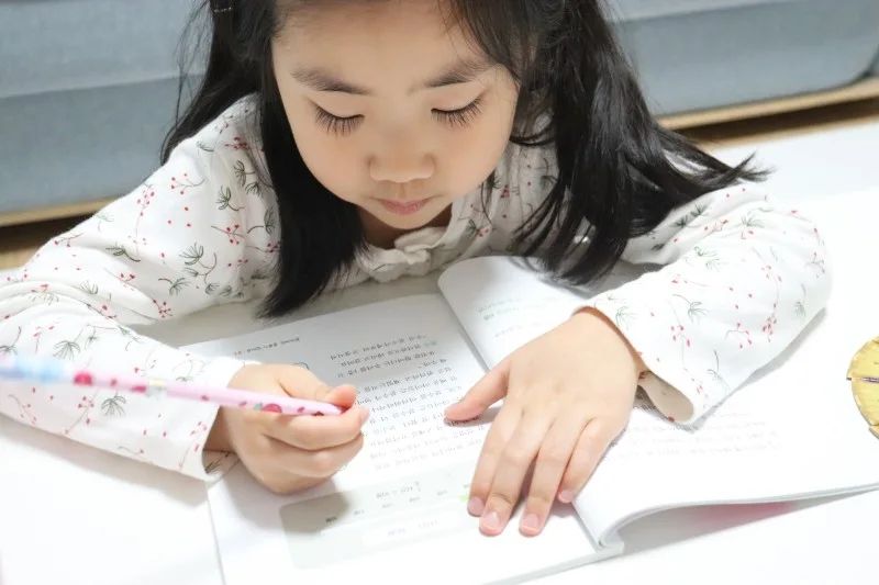 #도서제공

요즘 사고력수학 학원도 많잖아요
쁘이도 과학은 와이키즈 다니고 있는데,
수학은 7세 반이 따로 없어서 
못 보내서 아쉬웠거든요
 
아이가 수학에 대한 거부감이 없도록
자연스럽게 흥미를 끌고,
이해를 쉽게 하도록 돕고,
생각하는 힘을 길러주는 사고력수학 도서로
초1수학 하니까 걱정 없어요

차선책으로 택한 것이지만
뒤집기 수학 기본편으로 
엄마표 홈스쿨하는 거 넘 잘한 선택같아요
수포자 안 되도록 초1수학부터 
노력해보려고요~

#사고력수학 #1학년수학 #수학홈스쿨 #홈스쿨 #엄마표홈스쿨