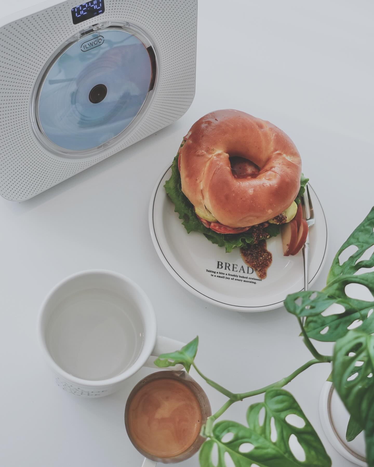#바리스타캠퍼이로운#gift

늦잠자고 일어나보니 아무도 없는 집. . .
나만 혼자 두고 다들 나간거 같은데. . .

순간 느껴지는 정적과 고요. . . 그리고

#감사함🙈

느긋이 브런치 흉내좀 내보려고 아끼는 머그잔 세트도
꺼내고 아날로그갬성 CD도 틀어놓고 흥얼흥얼~😆

그립감이 좋고 갬성이 넘치는 요 머그잔은
mymellowhome_ 에서 만나실수 있어요🏷️

아? 근데 홀그레인머스타드 + 와일드허니 + 레몬즙
조합 누가 만든거에요? 상줘야해 아주✨🌟

#지나가버린주말#아점#히피스베이글
#마이멜로우홈#홈카페#베이첼샌드위치