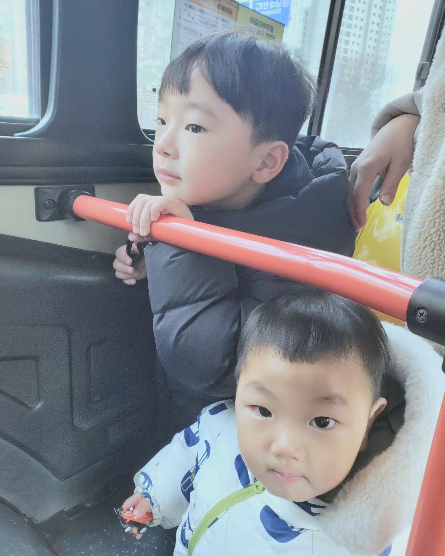 오랜만에 버스타겠다는 건우
  간만에 뚜벅이 힘들군
  건희는 기절 ㅋㅋ

#대전#버스#병원#공원#바깥놀이#기절#꿀잠#건브라더스