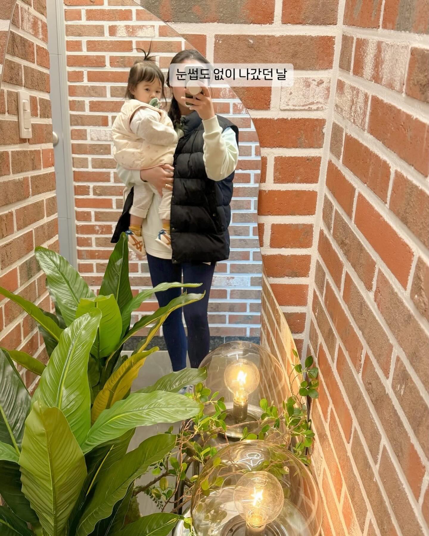 문득 사진첩을 보는데
제 사진은 언제 찍었는지 기억도 안나더라구요..?

그나마 가끔씩 예쁜 카페 나갔다가
둥이 안고 찍은 거셀이 전부😂😂
그것마저도 저는 눈썹도 없이 나가서 사진도 대-충

최근 사진첩 근황 보고서는
제가 너무 저 자신에게 소홀했던 것 같아서
조금 미안해졌어요💦

앞으로는 나갈 때 눈썹만이라도 좀 그리고
옷도 좀 신경써서 입고!
둥이랑 같이 사진 많이 많이 남길꼬에요❣️

-

0318 / D+520 🫧

#딸이랑 #거셀 #거셀도오랜만