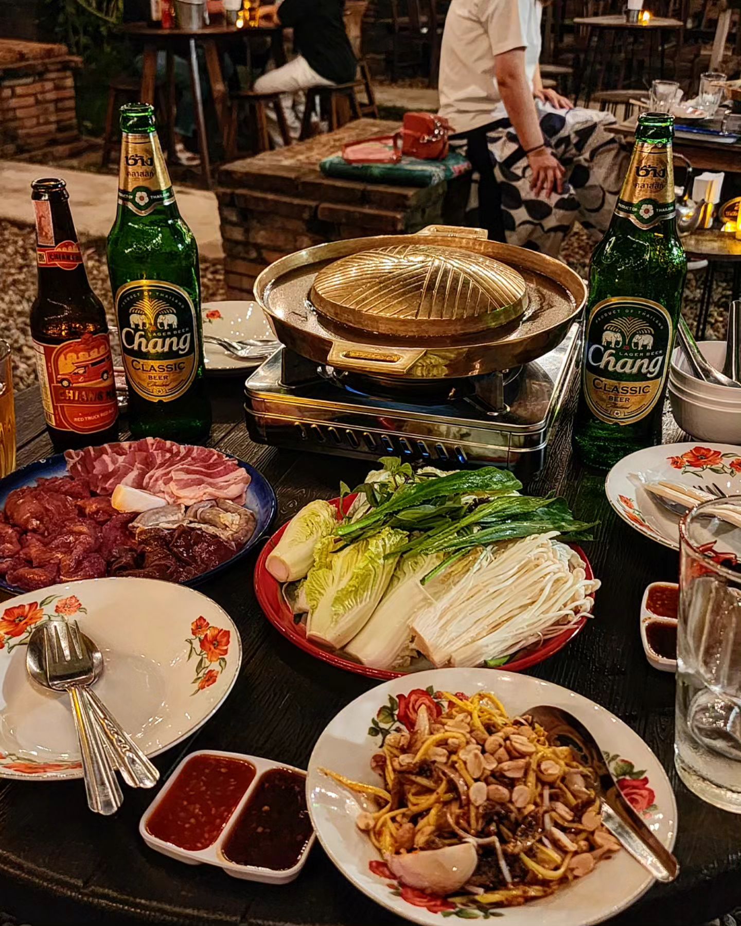 🍽Rong Leuy Tha Phea

치앙마이 나이트바자거리 끝쪽에서 조금 벗어난 곳에 있는 곳‼️

저는 매콤한 망고 쏨땀이랑
무카타를 먹었어요!

무카타는 태국어로 구이라는 뜻이예요!
고기는 신선해서 맛있었고 

망고쏨땀은 호불호 갈리는 맛이였어요
저는 너무 맛있었는데
친구들은 조금 별로라고 하더라구요 ㅎㅎ

분위기 좋은 술집 찾고 계신 치앙마이 여행자 분들 지금 달료가세욥!

#โรงเลื่อยท่าแพ#chiangmai#치앙마이#치앙마이술집#치앙마이여행#돈맛집#돈맛집치앙마이#chiangmai#donyummy
