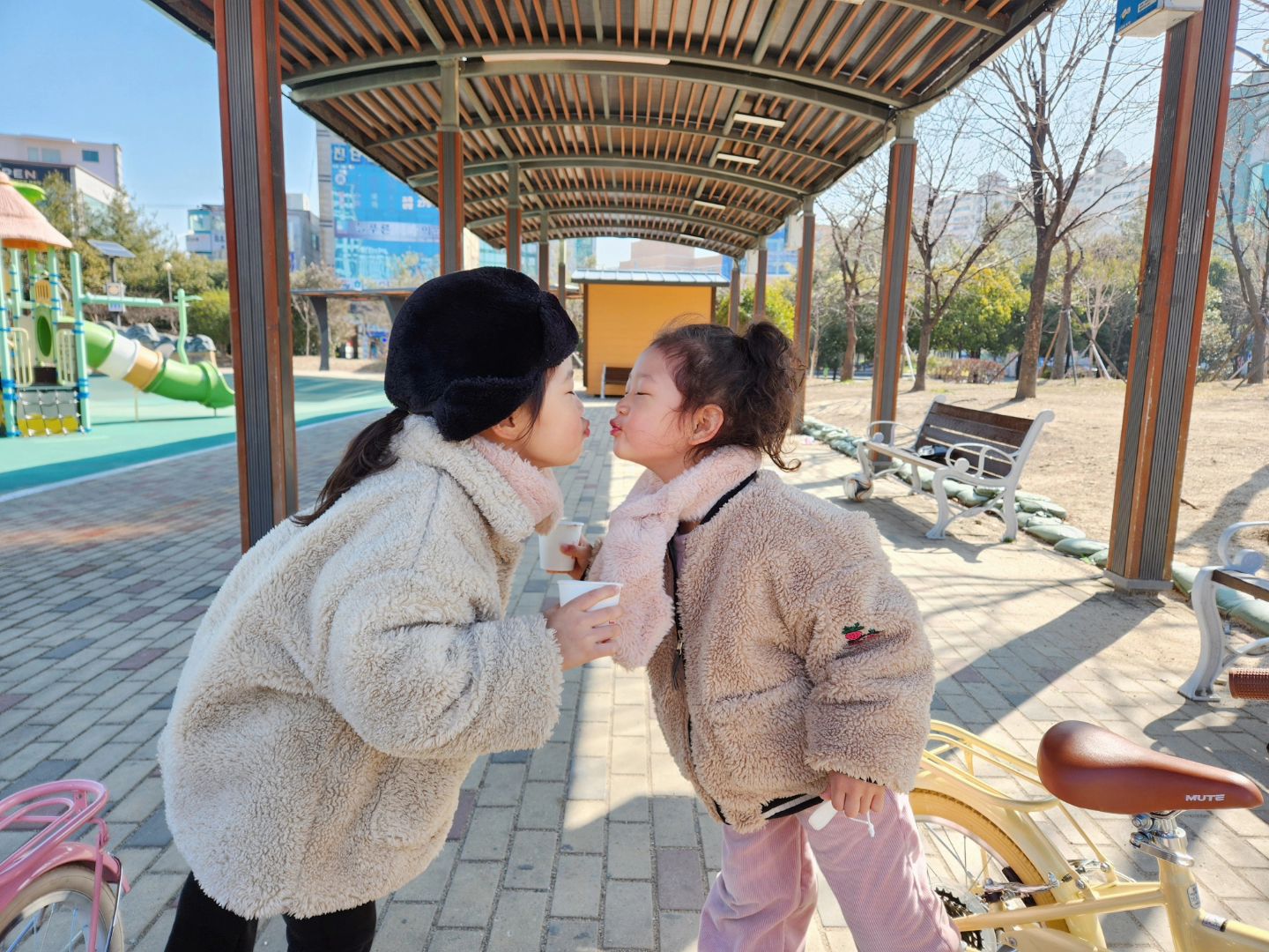 이래 사이가 좋은데 언니 학교 가면
이제 어린이집에 혼자 가야되는데 우얄꼬

#김자매일상