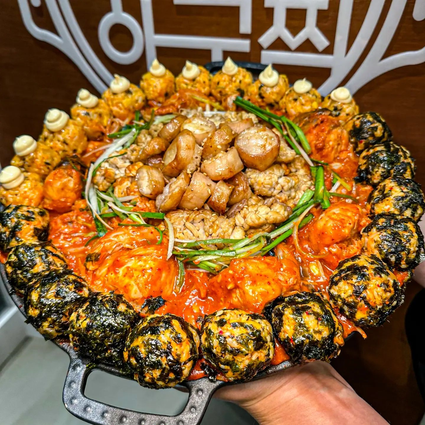 알곤이와 뚱대창의 콜라보에 취한다💫

아구찜이 메인이 되지만, 위에 올라가는 토핑이 아구찜 자리를 탐내는 이 곳 "우아한 아구찜"

우아함 그 이상으로 토핑의 매력이 더 돋보이는 이 곳에서 가장 많이 들리는 말은 "여기 소주 한 병 더 주세요."

알곤이와 막창, 아구찜의 조합만 있다면 이렇게까지 몰리는 일도 없었을거에요.

여기에는 향긋한 향이 솔솔 올라오는 미나리까지 더해지니, 이걸 참아요?

기승전결의 완벽함을 찍어내는 묵사발까지 시원하게 들이키면 "오늘 술자리 스근하네."

#마곡 #마곡술집 #마곡맛집 #마곡역맛집 #마곡역술집 #대창맛집 #아구찜 #아구찜맛집 #술집추천