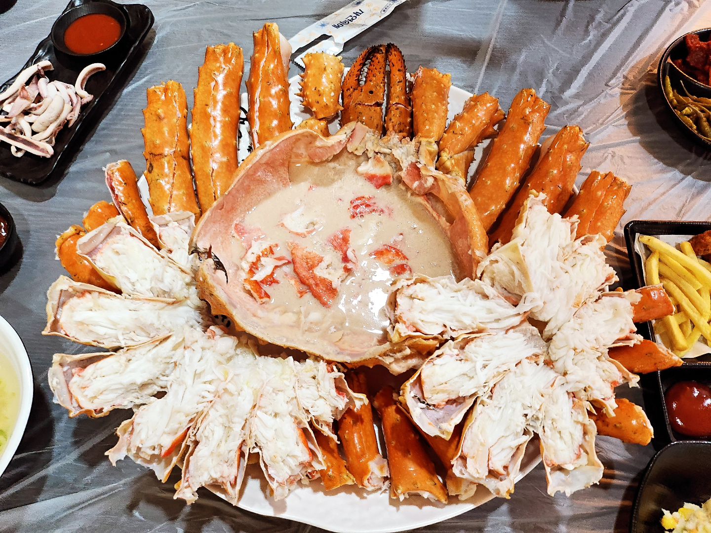 오늘도 야무지게 먹고온 
대게 킹크랩맛집 천상대게
아이들이 잘먹어서 종종오는데
여긴 가성비까지 좋아서
언제와도 많이 먹고 갑니다!
.
.
#천안대게 #두정동대게 #천안킹크랩 #천안맛집!#천안연말회 #두정동맛집 #두정동회식 #천안외식 #천상대게두정점 #천안연말모임