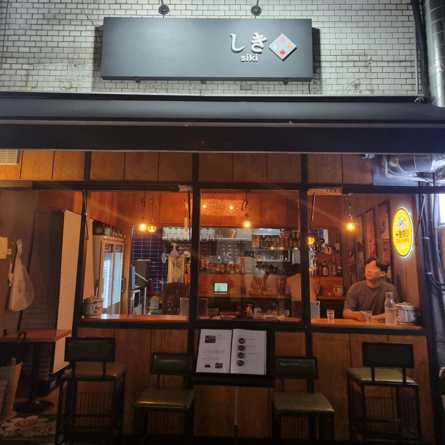 #협찬 
오랜만에 남편이랑 성수동 데이트 🔥

사장님이 수산시장에서 직접 공수하는 신선한 사시미와 
수제로 직접 만든 음식을 파는 이자카야 🍶
1차로 밥을 먹고 왔지만 파스타는 못참쥬 꾸덕한 명란 크림파스타,
도미구이에 술한잔은 넘나 행복한것 🍝🐟

오랜만에 이자카야가니 연애 분위기도 나고
날씨도 좋고 맛있는 음식에 술 한잔 곁들이니 너무너무 좋았음 💓
기본적인 하이볼부터 일본 지역사케인 지사케와 헨드릭스 및 스이진 같은 진토닉, 수제과일청 츄하이등 여러 종류의 술을 즐길 수 있는것 또한 성수시끼의 매력 😋

#성수시끼
#성수동핫플

ㆍ

ㆍ

#성수맛집 #성수동맛집 #성수역맛집 #성수동이자카야 #성수이자카야 #성수동술집 #성수역술집 #성수술집