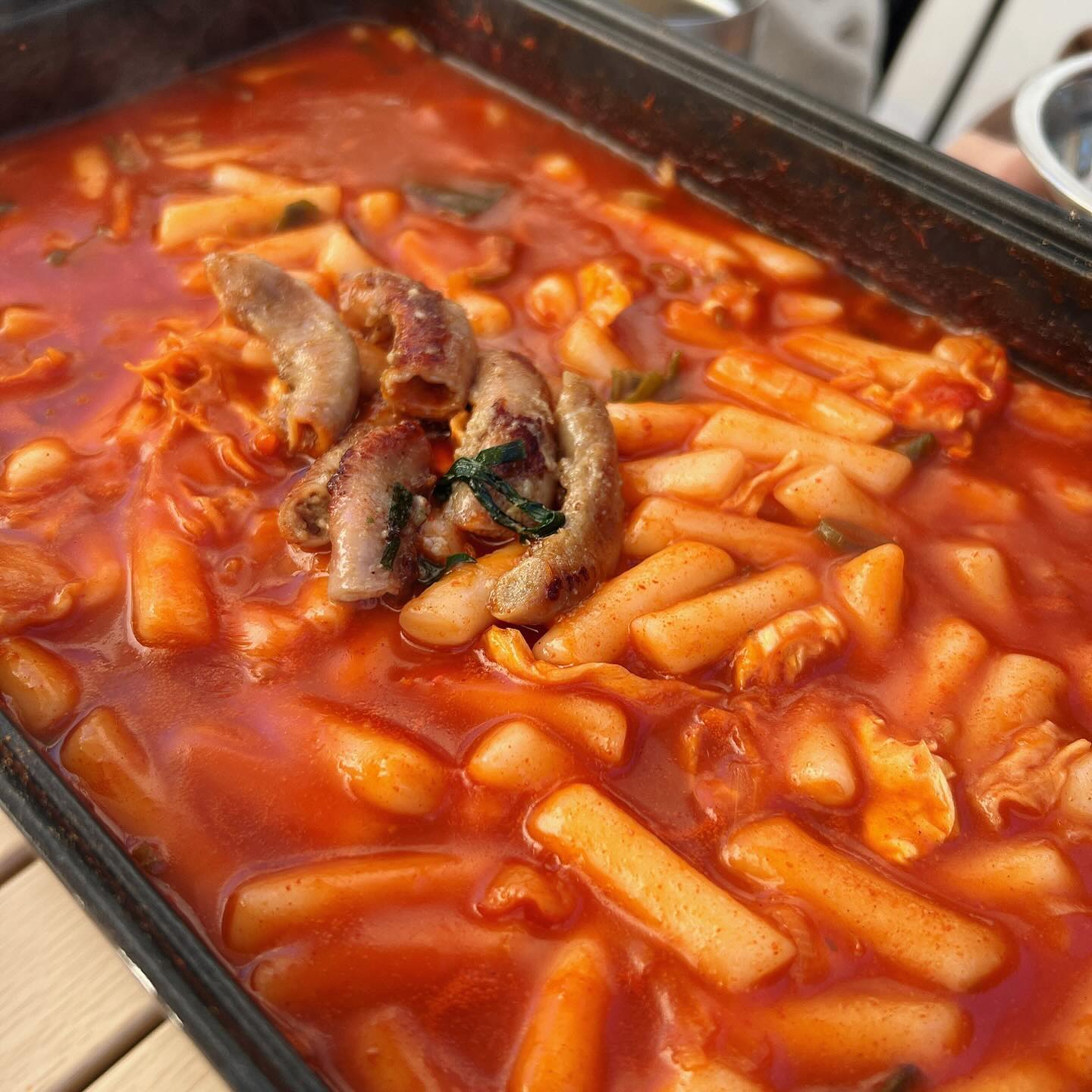 캠핑음식 떡볶이 밀키트 추천👍🏻
쌀로 만들어서 쫀득한 식감이 예술이었던 
우리들녘식품 한국인의떡볶이😋

옆에서 따로 소곱창 굽굽해서
토핑으로 올려서 같이 먹었는데 넘 맛있는거 아니냐구~

👋🏻저처럼 요알못이라도 걱정할 필요없이
물 360ml에 떡볶이소스, 채소믹스를 함께 넣고
센불로 끓여주기만 하면돼서 너무 간편하고
취향에 따라 라면, 치즈, 어묵, 튀김 등
함께 먹으면 더 맛있어요:)

구매링크⬇️
https://smartstore.naver.com/mlocalfood

#협찬 #바로COOK #우리들녁식품 #한국인의떡볶이 #국내산100% #간편조리 #국내산밀키트 #온가족간식
