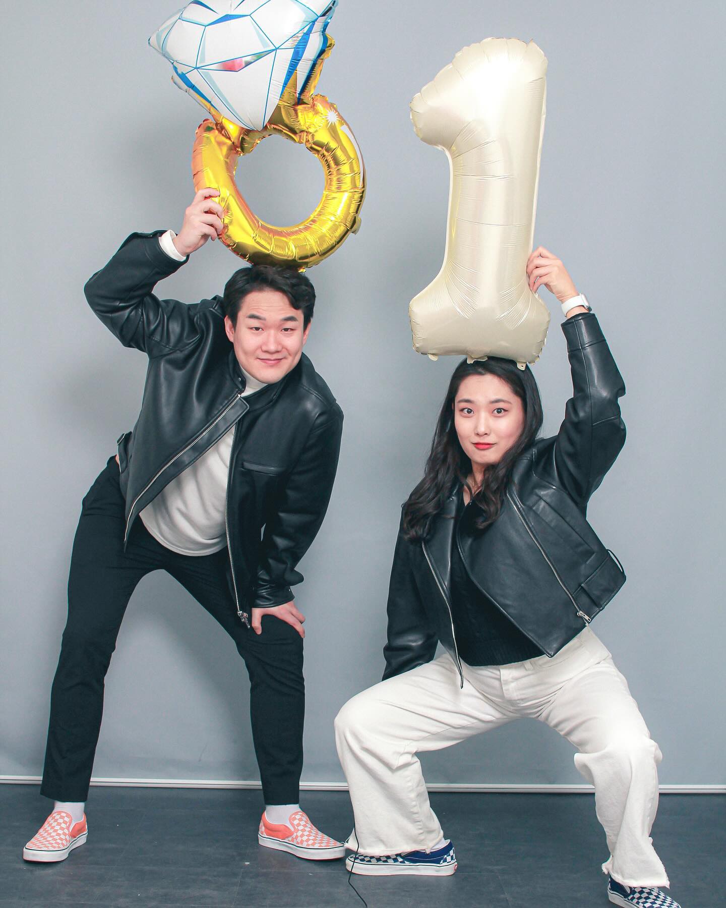 진짜 행복하고 완벽했던 결혼1주년 ❤️❤️
너무 맘에 드는 사진도 찍고 너무 재밌었던 전시도 보고 너무 가보고 싶었던 식당도 가고 1년동안 고생한 반지 맡기고 생각도 못했던 큰 선물 받았다!!!
귀걸이 사주겠다고 해서 가서 구경하는데 갑자기 눈에 쏙 들어온 귀걸이!!!
근데 목걸이도 잘 어울린다며 사주심 ㅠㅠ 본인 용돈 모은 예산보다도 30 오바되도 쿨하게 사주시는 남편님 .. 나 정말 사랑하나봐 !!!!
정말 고맙고 감동이고 사랑해 ❤️ 1년동안 내 남편 하느라 고생많았다!!
당신 최고기록 갱신이야 ~~~ ❤️❤️❤️