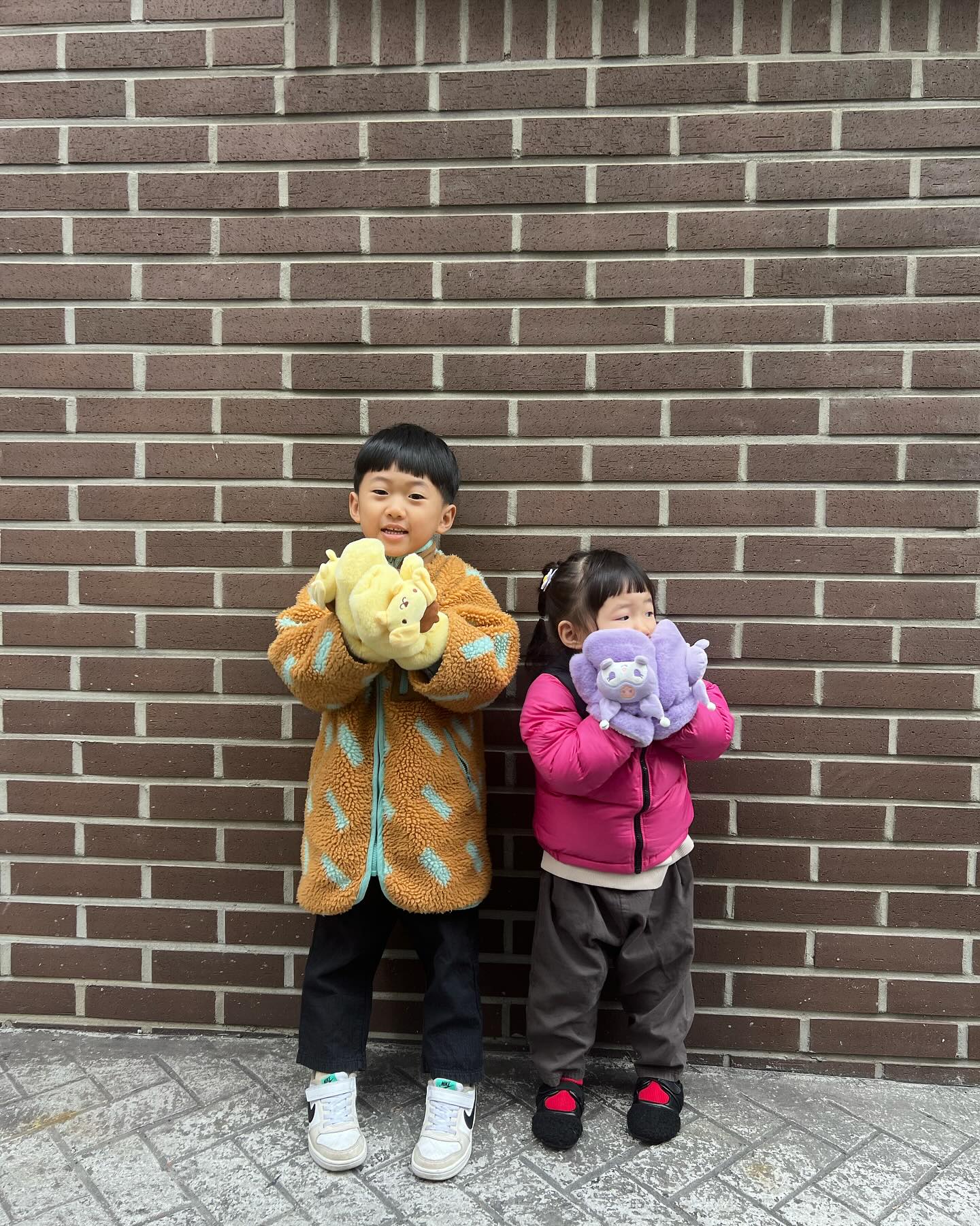 #남매샷 

매일 아침 
집앞에서 사진찍는 쪼꼬미들

사진 찍은때만 사이좋은 남매
이제 알아서 서있는 쪼꼬미들💕
.
.
.
.
#삼남매 #삼남매중둘째셋째 #
#귀요미들 #등원샷 #등원룩 #사랑둥이들
#사진찍을때만사이좋음