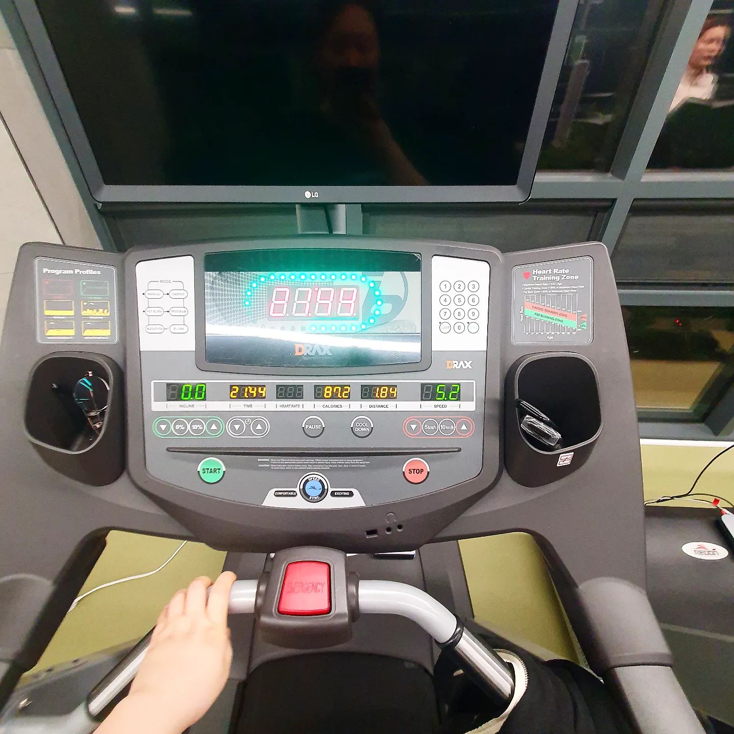 오늘은 딸이랑 같이 헬스장 고고씽~
밤마다 축축 늘어져서 가기 싫었는데
오늘은 탕목욕을 해서 그런가 몸이 아주 개운하길래 
딸과 함께 헬스장에서 열심히 운동했네.

딸은 요즘 배드민턴도 하고 헬스장도 열심히 다니더니 
체력이 많이 좋아진 듯!
러닝머신 엄청 잘 뛰어서 깜놀~ 멋져! 딸❤️

이어폰 꽂고 운동하니 시간도 잘 가고 재밌네. ^^
오랜만에 땀 빼고 왔더니 개운하당~
딸이 또 같이 가잖다. 
오키! 현관문 나가기만 성공하면 된다. 
밥 먹고 눕기 전에 나가자. ㅋㅋㅋ

#저녁헬스 #헬스장 #저녁운동 #건강좀챙겨보자