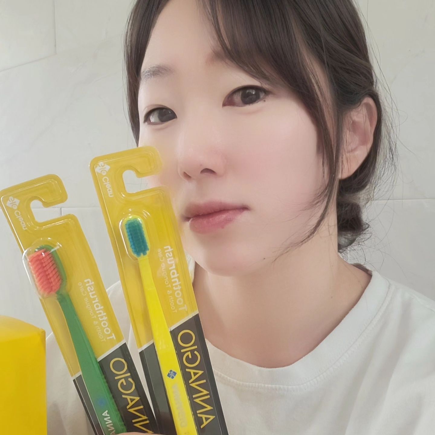 [협찬]

비비드한 컬러에 맘에 쏙 드는 
'지오클린 안나지오' 칫솔&치약 이에요💖

☑️ 칫솔
직사각 가로패턴의 칫솔헤드가 넓직하고
칫솔모가 부드러워 약해진 잇몸까지도 깨끗하게 닦을수 있는 디자인이예요 👍
지오클린 안나지오 칫솔은 혀클리너 (백태 제거) 겸용으로 출시되었기 때문에 구취제거에 도움이 됩니당 🙂
사용하면 초초초 부드러워서 깨끗이 닦이지 않을까 의문이 드는데요
사용 후 물치실 했을때 잔여물이 나오지 않을정도로 촘촘한 미세모가 치아 사이사이를 깨끗이 닦아줍니다!

☑️ 치약
8가지 허브 추출물로 상쾌함이 가득해요! 
깨끗이 닦이는 쾌감과 또 다른 시원함을 느낄 수 있어요✨️
치아 손상이 없을 정도의 불소가 함유되어있는 고급연마제가 들어있어서 광이 날 수 있으니 주의하세요 🤭

현재 타임특가로 47% 할인 (거의 반 값!) 중이에요
칫솔 쟁이실 타이밍이라면 놓치지 마세요 ㅎㅎ

3월 31일까지 구독몰 런칭 이벤트로 100원 이벤트 중이라 무조건 참여해봅시당
(1등 애어팟프로 2세대, 2등 스타벅스 기프티콘)

구매링크는 프로필링크에 있습니다!!

thanks to goventures_minjae0303

#칫솔#치약#칫솔추천#치약추천#가성비치약#가성비칫솔#구취제거칫솔 #입냄새 #입냄새제거 #구취제거 #구취제거치약 #안나지오 #지오클린 #홈쇼핑칫솔 #홈쇼핑치약 #안나지오칫솔 #안나지오치약 #이쁜칫솔 #명품칫솔 #명품치약 #고급칫솔 #고급치약