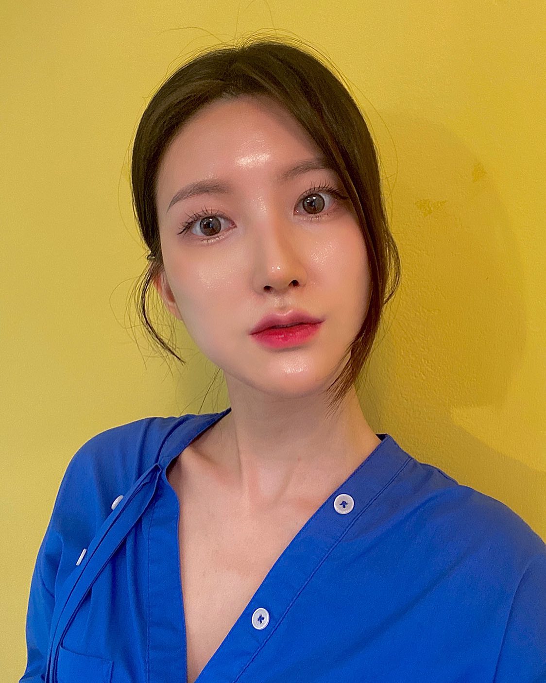 오랜만에 피드🤍
어두침침한 조명 교체랑
노란색 가벽 페인트칠 시급한
우리 쪼꼬미 샵,,
잘해보자!!!
수유 반영구는 내가 짱 먹어야지🔥