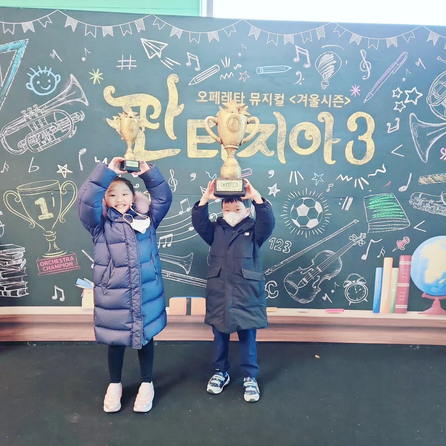 순둥이 이벤트 당첨으로 다녀온
판타지아3
.
1인2매를 받았으나
누구하나 놓고갈 수 없어 2장 구매 후
함께 고고❤️
.
직접 악기들을 연주하며 뮤지컬이 진행되어
생생하게 클래식 연주를 들을수도 있어
매우 교육적이었다
.
안쪽 자리보다는 가장자리를 추천한다!!
오랜만에 서울 나들이 잘 다녀왔다
.
.
#판타지아3 #순둥이이벤트당첨✌🏻️ #국립중앙극장용 #나도지휘자 #뮤지컬 #뮤지컬관람 #주말스타그램