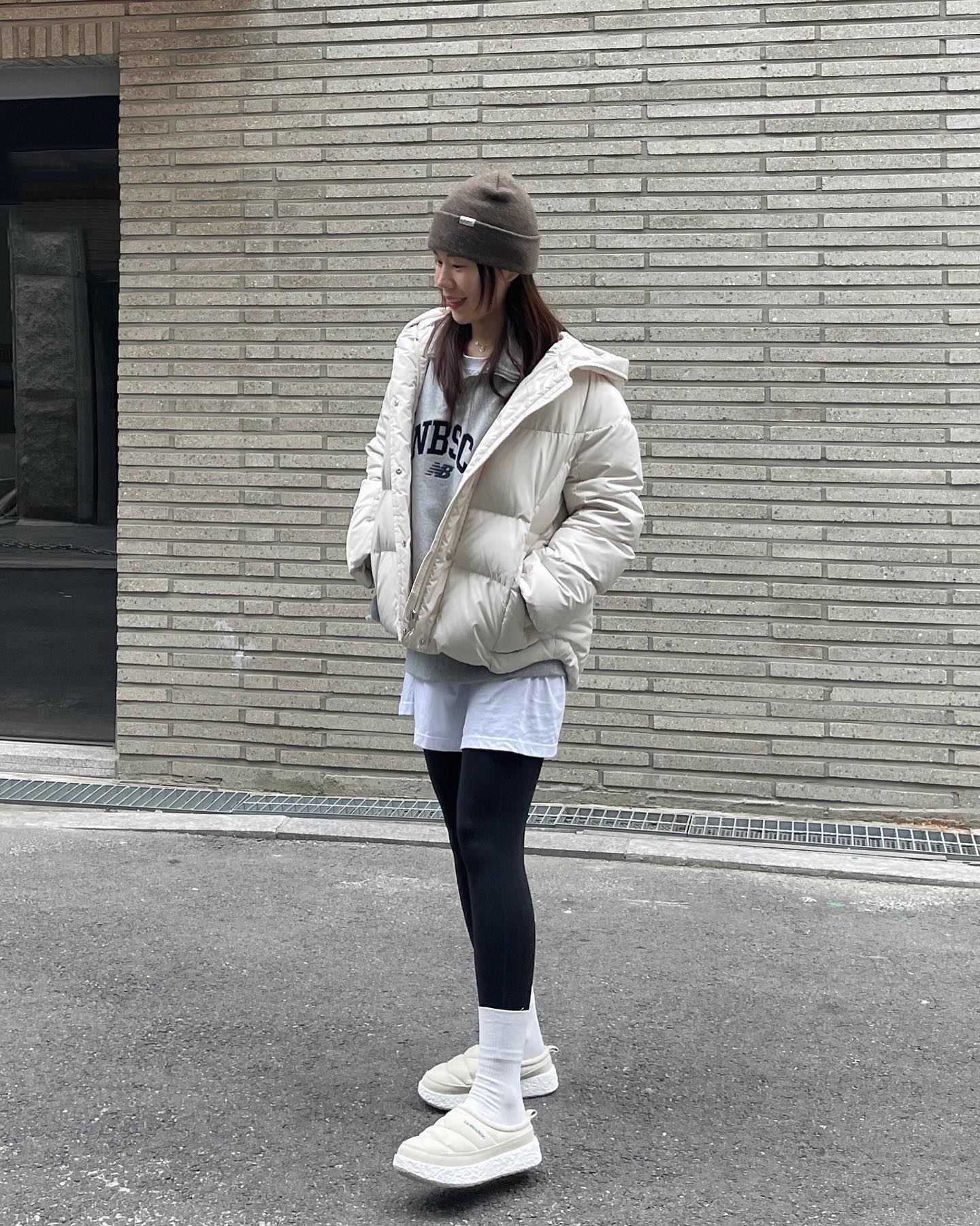 #제품협찬 이제 진짜 겨울⛄️

lemouton_shoes 
르무통에서 함께 겨울를 할 수 있는 신상품이 출시 되었어요❄️

✅ 르무통 코지 - 아이보리 착용

✔️실내에서도 편하게 신을 수 있는 디자인

✔️겨울 운동 다닐 때 딱 편하게 착용가능!

✔️따뜻하면서도 동글동글 귀여운 쉐입

코지 제품 너무 잘 나와서 정말 추천해요🫶

✅ 르무통 커들리 - 다크브라운
페이브, 커들리 2가지 모델의 겨울 비니가 출시되었어요

진짜 찬 바람 불어오면🥶 모자 필수인거 아시죠?

비니 처음 써보는데 왕왕 따숩네요
올 겨울 애착템 예정🤎

#르무통 #르무통서포터즈 #르무통서포터즈4기 #르무통신발 #르무통운동화 #편한신발 #발편한운동화 #르무통코지 #르무 통_in #카페 #겨울운동 #겨울운동화 #겨울운동코디 #어그코디