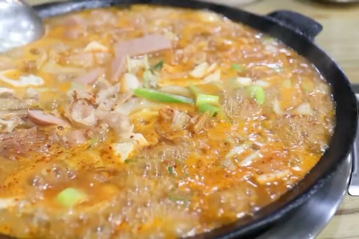 #바다쭈꾸미파주법원점

▫️아침 식사 가능
▫️1인 식사 가능 (혼밥 가능)
▫️식당 앞 넓은 주차장 (주차 걱정 No)
▫️아침, 점심보다 저녁이 한가함
▫️가끔 저녁에 손님이 없는 경우 영업을 일찍 마치기도 해서 가기 전 전화 필수

🍴우삼부대찌개 (신메뉴)
우삼겹과 각종 햄, 두부, 다짐육, 만두, 떡 등이 들어가 있고 덜 짜요.

🍴직화쭈구미
불향이 은은하게 나고 많이 맵지 않아요.

🗺️ 경기도 파주시 법원읍 술이홀로 632
⏰ 영업시간
일-금 09:00 - 21:00 (라스트 오더 20:00)
토 09:00 - 15:00 (라스트 오더 14:00)
매장전화 : 031-958-7788

▫️단체 이용 가능, 주차, 예약, 포장, 남/녀 화장실 구분, 무선 인터넷

#바다쭈꾸미파주법원점 #파주cc맛집 #벽초지수목원맛집 #법원읍맛집 #파주부대찌개 #우삼부대찌개 #직화쭈꾸미 #아침식사가능 #1인식사가능 #혼밥 #혼술 #단체모임 #단체회식 #파주맛집