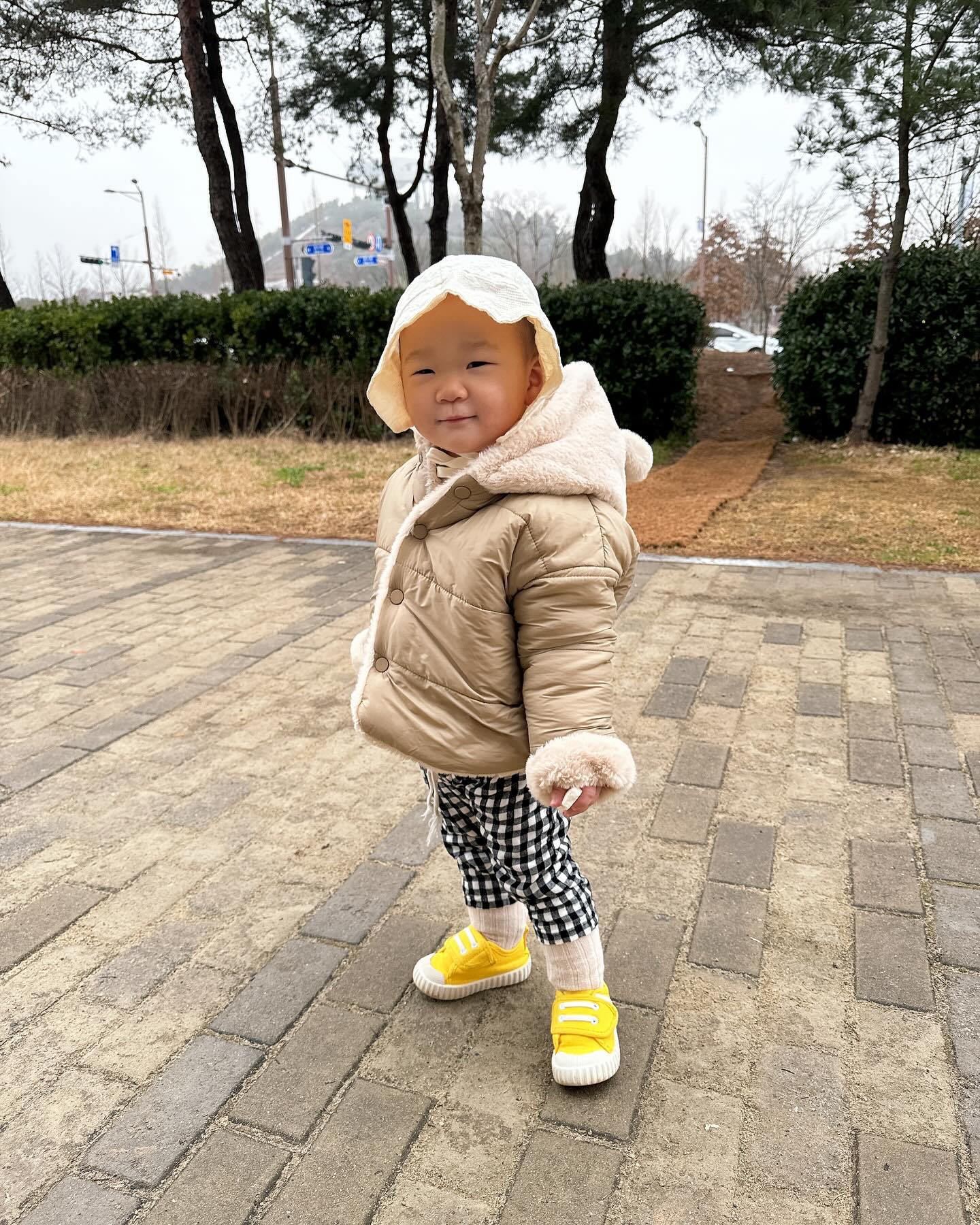 👶🏻+510일🫶
아침부터 엄마랑 밀당중😂
늦어서 빨리 가자니까 씨익~ 웃으면서 슬금슬금 뒤로 도망가는
청개구리 윤서윤🐸
장난도 치고 진짜 귀여워 죽음🥹🤍
결국 마무리는 연행ㅋㅋㅋㅋㅋㅋ

#윤서유니#아침부터밀당중🤔#눈웃음아기#도치맘🦔#마무리는연행😵