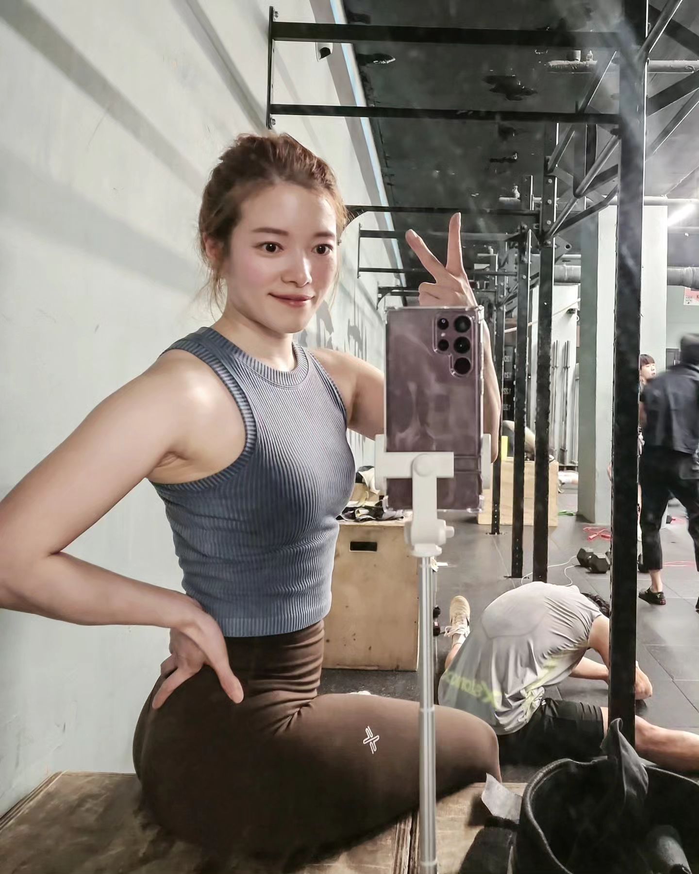 민듕 크로스피터 되다!!!
안녕하세요~ 이제 겨우 2주차 크린이(?)입니다 ㅎㅎㅎ

클라이밍 경력 덕분에 넘쳐나는 전완근과 광배근에도 불구하고... 하등 쓸모없는 하체와 코어때문에 고전중이에요 ㅠㅠ

총 5레벨로 나누어져있는 센터에서 처음 가자마자 레벨2로 운동하라는 지시를 받고.. 뭣도 모르고 따라하다가 어마무시한 근육통에 시달리고 있습니다...ㅋㅋ

아직 바벨을 사용하는 모든 역도운동은 어색한데 맨몸운동은 꽤 열심히 따라가는 중이에요!!

운동은 역시 즐거워 ❤️

게다가 신랑이 가르쳐주니 실력이 쑥쑥! 올라가는 느낌이랍니다. 빨리 적응해서 체력왕이 되고싶어요 🤣

taewoooo88

#크로스핏듕 #얼티밋크로스핏 #crossfit #crossfitgirls #레깅스패션 #운동복패션 #운돈복코디 #레깅스코디 #에이치덱스 #젝시믹스 #잇존어패럴 #컴포트랩 #크로스핏 #크로스피터 #서울대입구