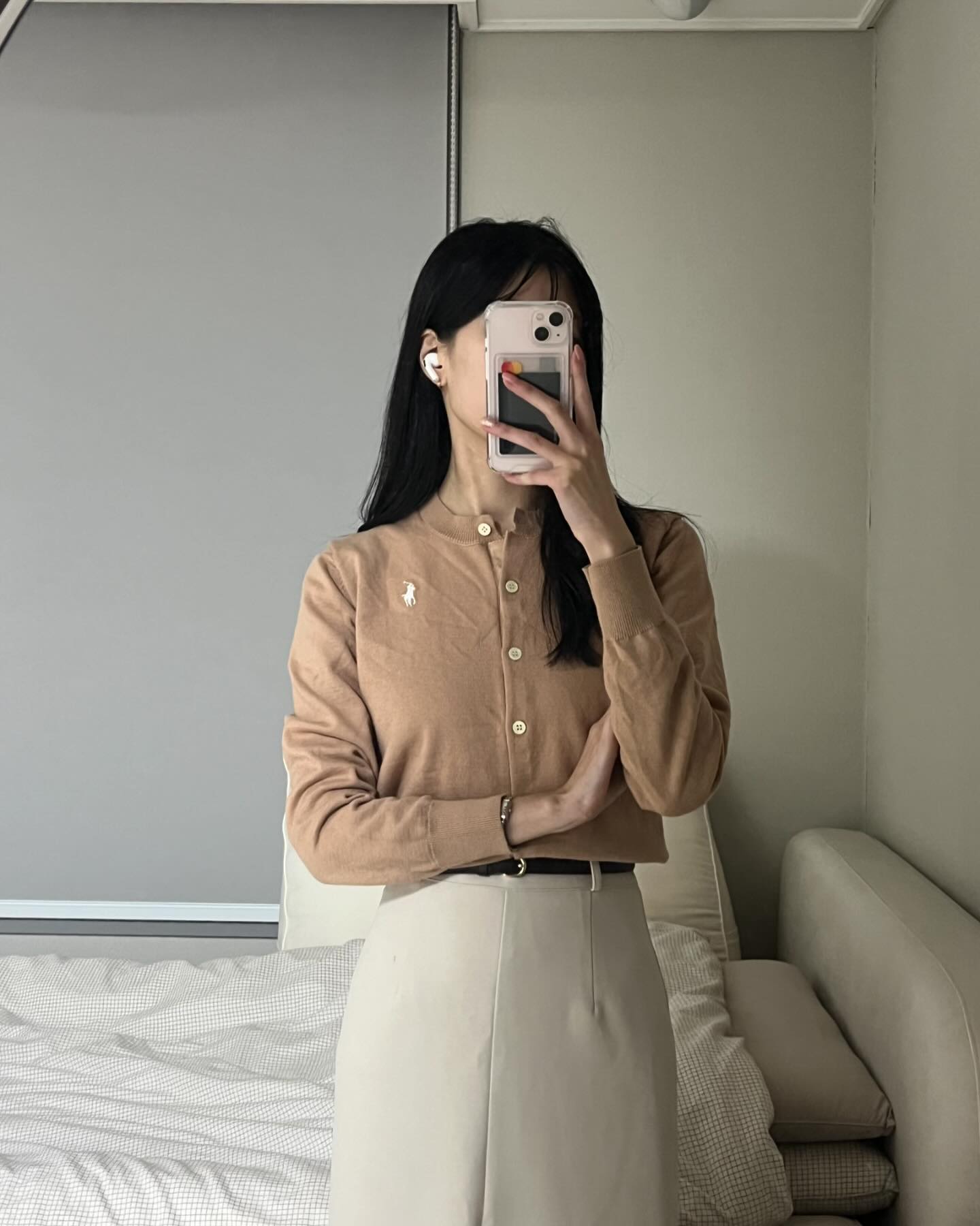 아우터와 스타킹을 안입어도 되는 날씨라니 🥹
곧 여름이 오겠구나 !
⠀
🤍 top : poloralphlauren 
🤍 bottom : perbit_ 
🤍 shoes : autryglobal 
⠀