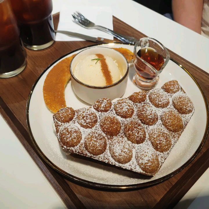 샤로수길카페 카페더띤뚜에서 얼그레이홍콩와플먹고 기절할뻔했어요😆

<대표메뉴>
얼그레이 홍콩와플 13,500원
브라운치즈크로플 8,000원
슈크림크림라떼 5,800원
말차크림라떼 5,800원

얼그레이 홍콩식와플은 와플사이에 샌드되어 있는 크림이 얼그레이크림이라서 그런거에요~

향긋한 얼그레이의 향기가 생크림에 과하지 않게 녹아있어 와플이 더 고급스러운 느낌을 들게합니다

반으로 갈라보면 부드러운 얼그레이 크림인 듬뿍 들어가있어요!

이거 한개 혼자 다먹으면 하루종일 배가 든든할정도 ㅋㅋㅋ

달착지근한 바닐라아이스크림과도 조합도 일품이었구요 시원한 아이스크림과 따뜻한 홍콩식와플을 한입에 넣으니 색다른 재미가있더라궁

샤로수길에서 홍콩식 와플과 디저트를 드시고 싶다면 늦게가지 영업하는 카페더띤뚜 꼭 가보시길 추천드립니다~!

#샤로수길 #샤로수길맛집 #샤로수길카페 #샤로수길데이트 #홍콩와플 #얼그레이디저트 #카페투어 #먹스타그램🍴