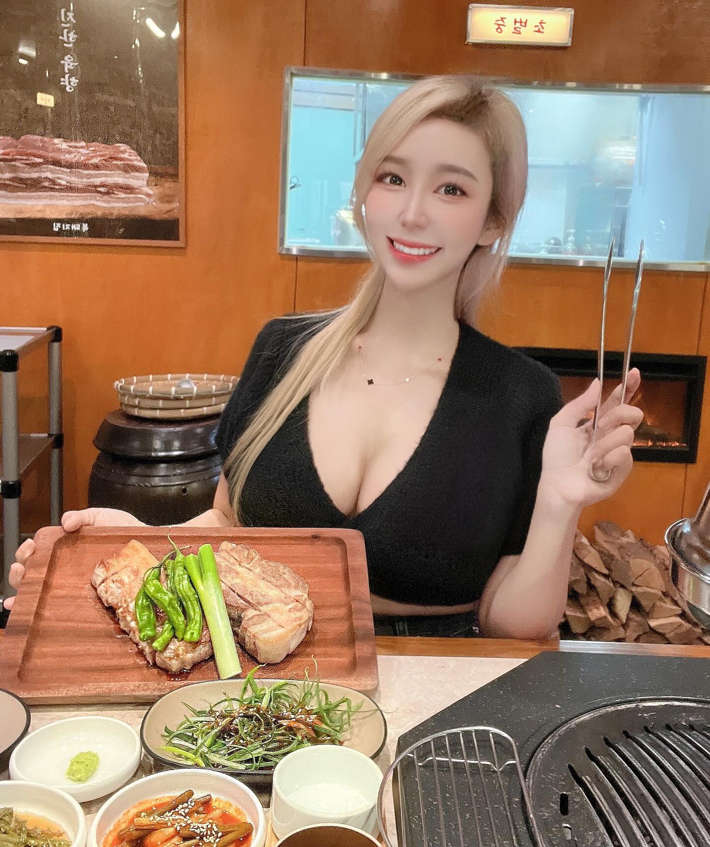 🧧🐖☀️❤️
불당 복돼지집 숯불삼겹살
태양볶음밥 & 항정살 & 홍게라면
켈리처럼 같이 즐기면서 🦀🍜🍻
행복한 금요일밤 & 주말 보냈어요
2024년 새해 1월도 벌써 2주만남은거 아세요?
시간이 왜이리 빠른지.. 올해 목표로 건강을 제일로
잡아서 그런지 주변맛집부터 도장깨기 하고 
블로그를 다시 열심히 쓰고 있어요 !
다들 신년모임 많으실텐데 제 글 보고 또 좋은곳에서
좋은 시간 보내시면 좋겠어요 :)
이번주도 화이팅 🙏🏻

#복돼지집