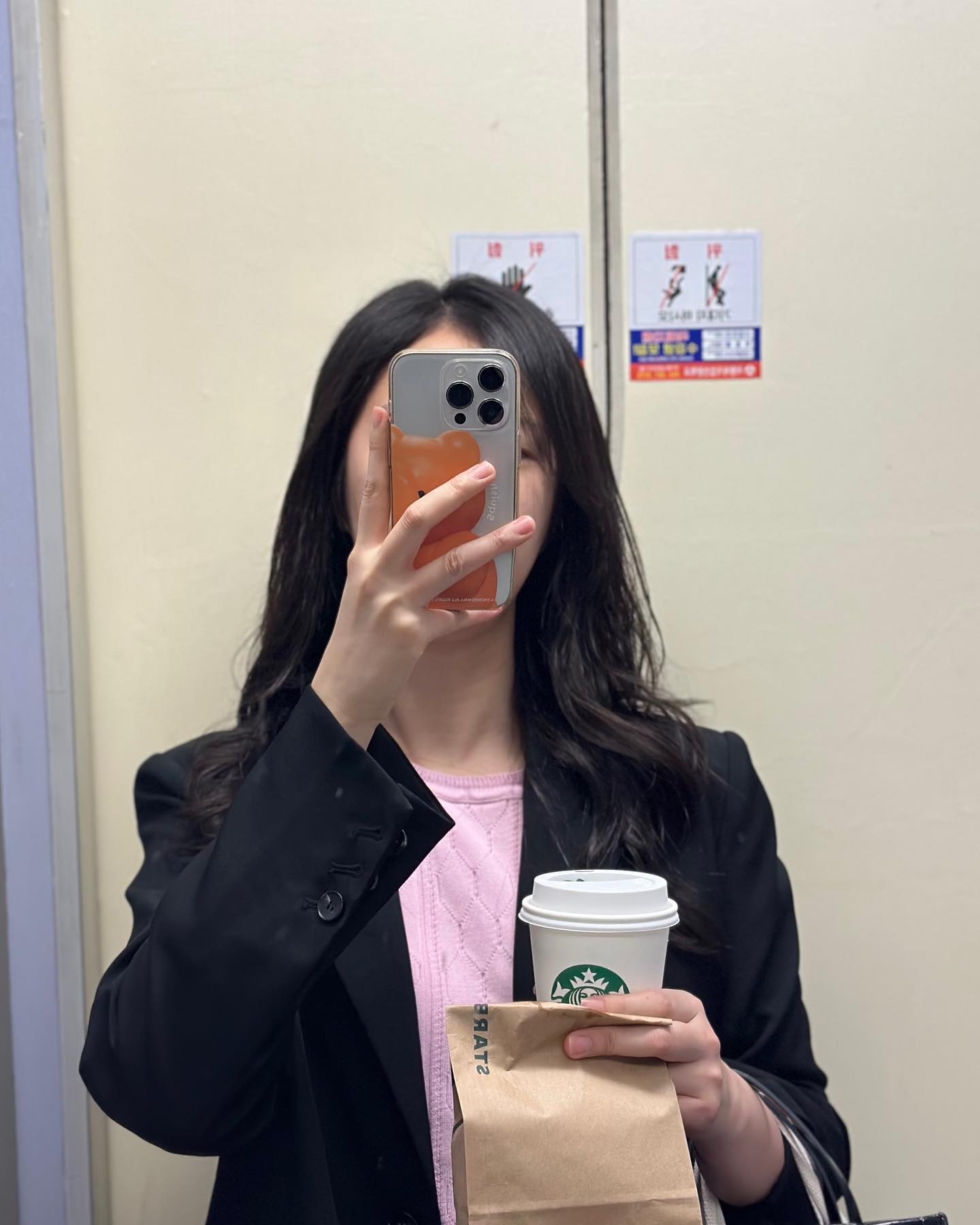 #협찬

덥기도하고 쌀쌀하기도한 요즘 날씨의 최애출근룩 :)
소재도 짱짱해서 다른컬러들은 구매해서 배송오고있는중이예요
작년에도 이런 니트 만족못했는데 완전 만족중 ..❤️

반팔니트 : 클라비스 - R넥 조직감풀오버

 #이랜드몰 #체험단 #클라비스 #하객룩 #자켓맛집 #자켓추천 #봄코디 #OOTD #반팔자켓