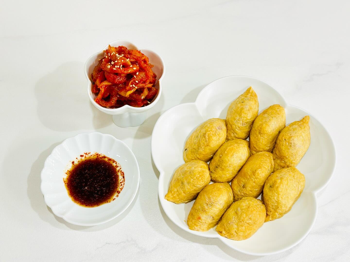 ఇ

유부초밥 
+ 군만두 

⠀

⠀