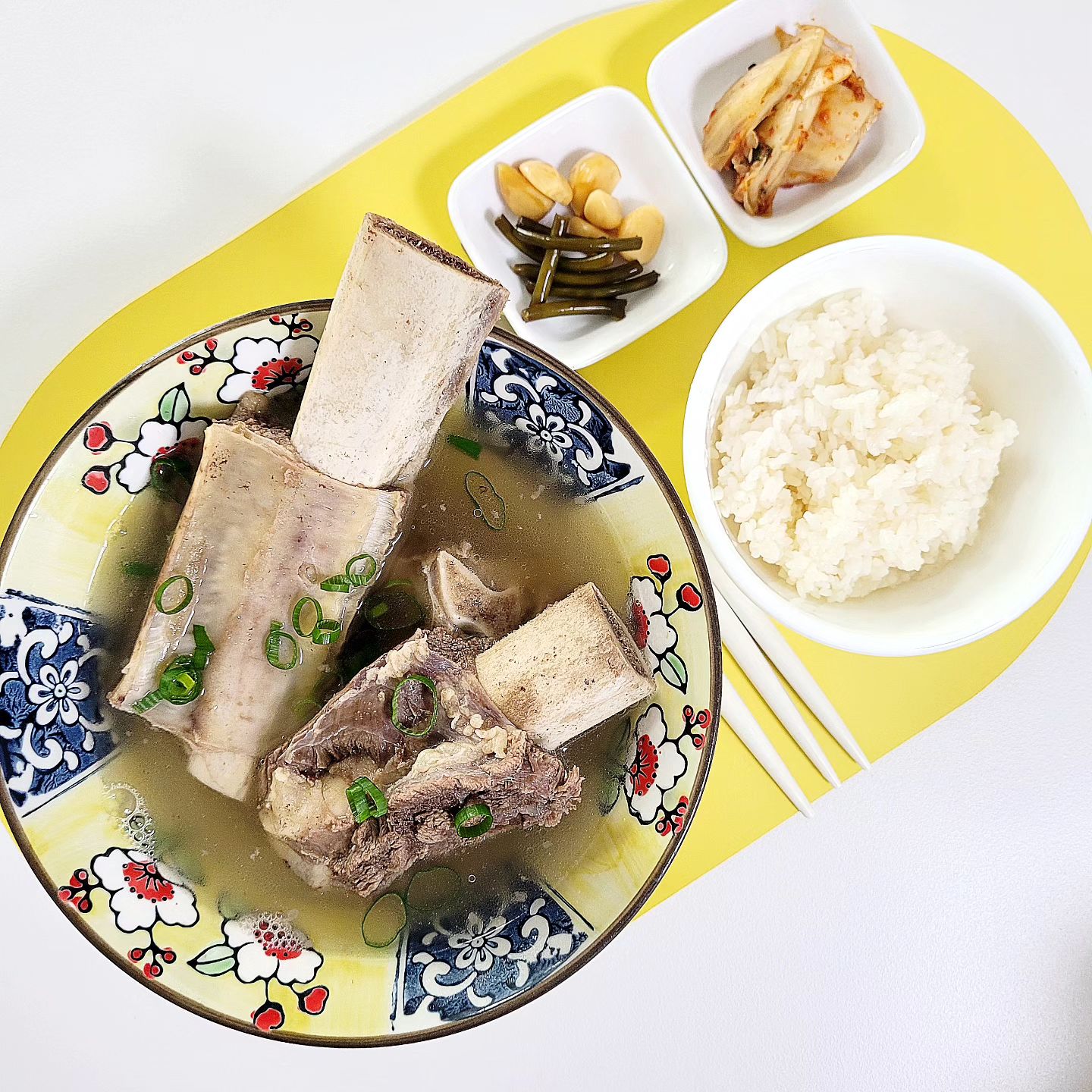 #협찬 ◀️#하리니왕갈비탕 ▶️
이렇게 맛있는 갈비탕은 
무조건 냉동실에 넣어야죠~
전문점 가지 않아도 
깔끔하고 맛있는 가마솥 왕갈비탕

호텔, 고속도로, 식당등에 납품하는
진짜 왕갈비로 만든 갈비탕

꼼꼼 철저한 위생
신선도 위한 매일 상시 제조 
큼지막하고 부드러운 고기에 식감도
만족스럽지만
국물이 넉넉해서 듸좋아요 ㅎ
주부라 남는 국물은
떡국을 끓이거나 
다른 탕의 기본 베이스로 사용하기에도 
좋아요~!~

더위에 지치는 요즘
냉동실에 넣어둔 갈비탕
10분만에 뚝딱 완성해서 
맛있게 먹고 힘내요 우리~

harinifood1
#갈비탕 #왕갈비탕 #골프채갈비탕 #소갈비탕 #대왕갈비탕 #갈비탕맛집 #맛있는갈비탕 #갈비탕밀키트 #하리니푸드