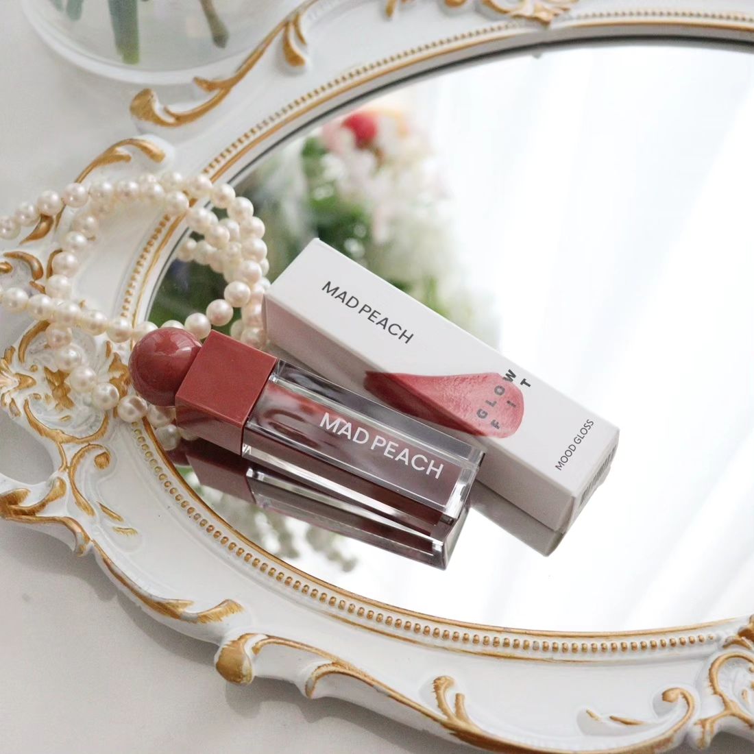 #협찬 

겨울철 건조한 내 입술을 글로우 하게 해 줄 요녀석💄

매드피치 글루우핏 무드 글로스인데요,
물기 가득 탱글한 유리알을 머금은 듯
매드피치만의 수채와 컬러와 고급스러운 광택감으로
어떤 피부 톤에도 촉촉하고 
자연스러운 분위기를 연출할 수 있어요.

저는 [물먹로즈]를 사용했는데 그 외에도
물먹레드, 물먹핑크, 물먹코랄, 물먹피치까지
투명하게 비치는 은은한 수채화의 
5가지 컬러 라인업이 美쳤어요!
모두 소장각입니다~~

#매드피치 #MADPEACH
#무신사 #에이블리 
#물먹립 #꾸안꾸틴트 
#글로우틴트 #틴트추천 
#유리알틴트 #립메이크업0
 #물광틴트 #올리브영추천템