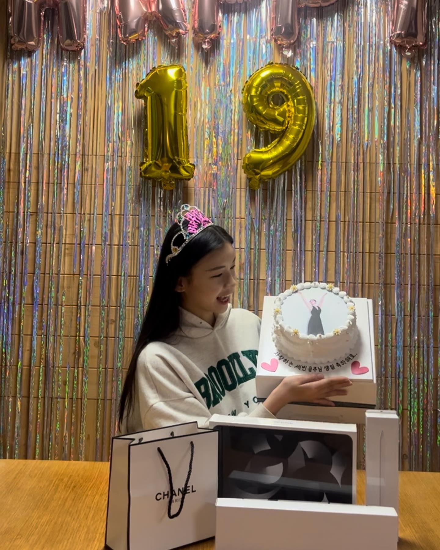 너무너무 즐거웠던 가족들과의 10대 마지막 생일파티🎉🎉 무용한다고 맨날 지원해주는데 생일선물도 이렇게 좋은거 사주고 신경써줘서 너무 고맙고 미안하고 사랑해요 우리가족❤️❤️