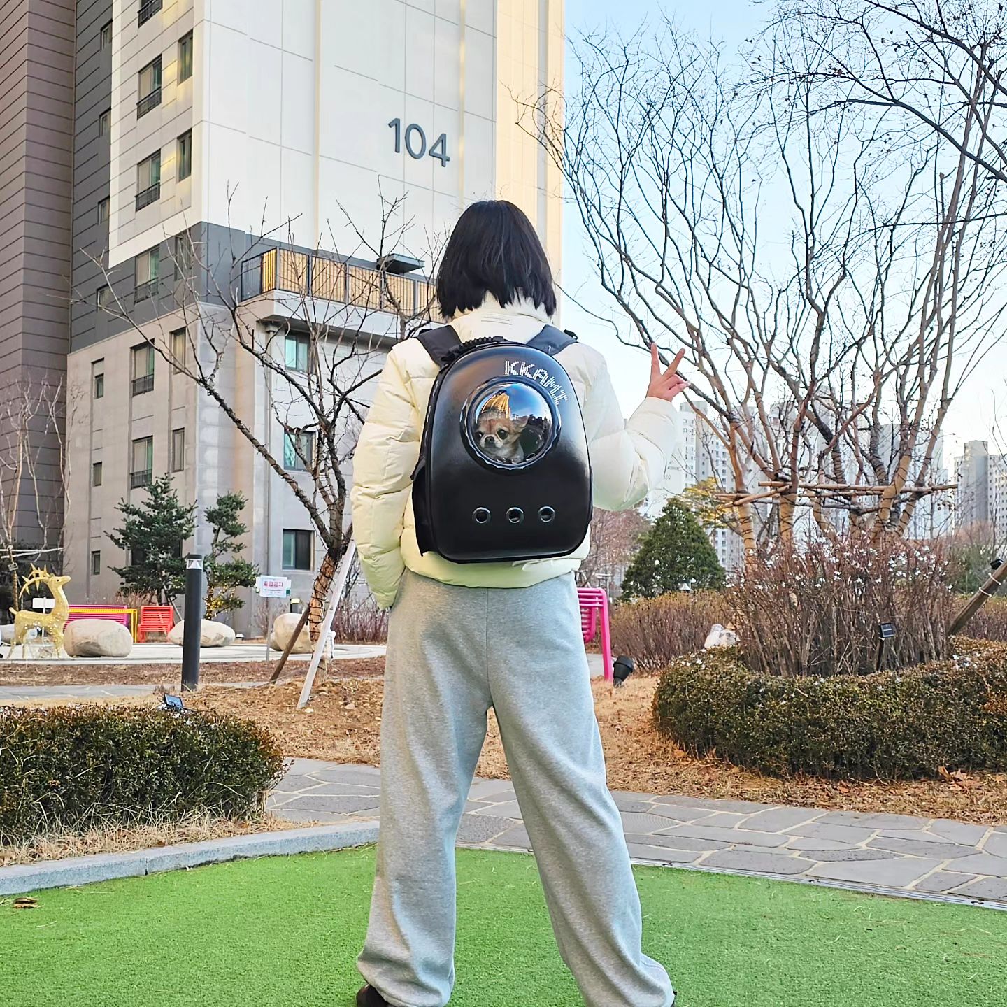 #협찬 간지있게!
강아지가방도 이제 패션의 일부!
패션을 해치지않는 강아지우주선가방
🔸️예펫 8세대 우주선가방🔸️입니다~
ㆍ
강아지도 스스로 들어가고 싶은 편하고 안전한 이동가방이랍니다.
유니크한 디자인에 총 4가지의 창문맛집!
날씨에 따라! 반려동물의 컨디션에 따라!
창문을 바꿀수있고 오픈할수있어서
시선을 가리지 않아서 너무 좋아하죠.
ㆍ
뚜벅이로 대중교통이용, 실내공간 사람많은 곳 갈때 더욱 필요한 강아지 이동가방!
예펫 8세대 우주선가방은 
✔️확장형뒷터널
✔️옆가림막
✔️잠금지퍼
✔️숄더스트랩
✔️10cm확장.허리힙쌕(특대형)
ㆍ
소비자의 니즈를 반영하여 업글되었답니다!
ㆍ
주로사용할 까미의 이름도 멋스럽게 스티커를 붙여줄수있구요~
약5-6kg의 고양이 두부에게도 중형사이즈 좋아요~
ㆍ
 쳐짐없고 자외선차단100%되는
예펫 8세대 우주선가방으로 강아지의 관절, 눈건강도 생각해주자구요!
ㆍ
ㆍ
ㆍ
ㆍ
ㆍ
ㆍ
ㆍ
#예펫 #예펫8세대우주선가방 #강아지가방  #강아지가방추천 #강아지우주선가방 #강아지이동가방 #고양이우주선가방 #고양이이동가방 
#이동가방추천 #예쁜우주선가방 #고양이가방  #댕냥이가방#강아지와고양이 #집사의선택 #댕댕이 #댕팔맞팔 #냥스타 #치와와그램 #강아지필수템 #dogbag #catbag #cutedog