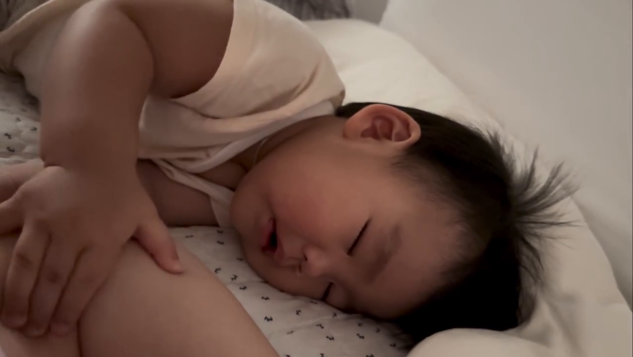#마이써누 D+444

애착인형 만들어주려고 젤리캣부터 오가닉인형까지 안줘본게 없는데 애착인형 대신 맨날 내 팔뚝살 만지면서 자는 김써누 ◡̈
잠들기 직전엔 저렇게 옹알옹알 시끄러운 소리내줘서 
신호로 알아듣는즁 ㅋㅋㅋ👶🏻🖤🖤
하루종일 쉬지 않고 에너자이저라 힘들게 해서 짜증도 많이 내는데
잘때되면 천사같고 넘 미안함 🥹 엄마가 짜증 안낼께~ 다짐해놓고 또 아침되면 무한반복🫠 ㅋㅋㅋㅋㅋ하 나는 왜케 인내심이 부족한걸까,,,, 우리 뚱띵이 444일의 기록 ✔️